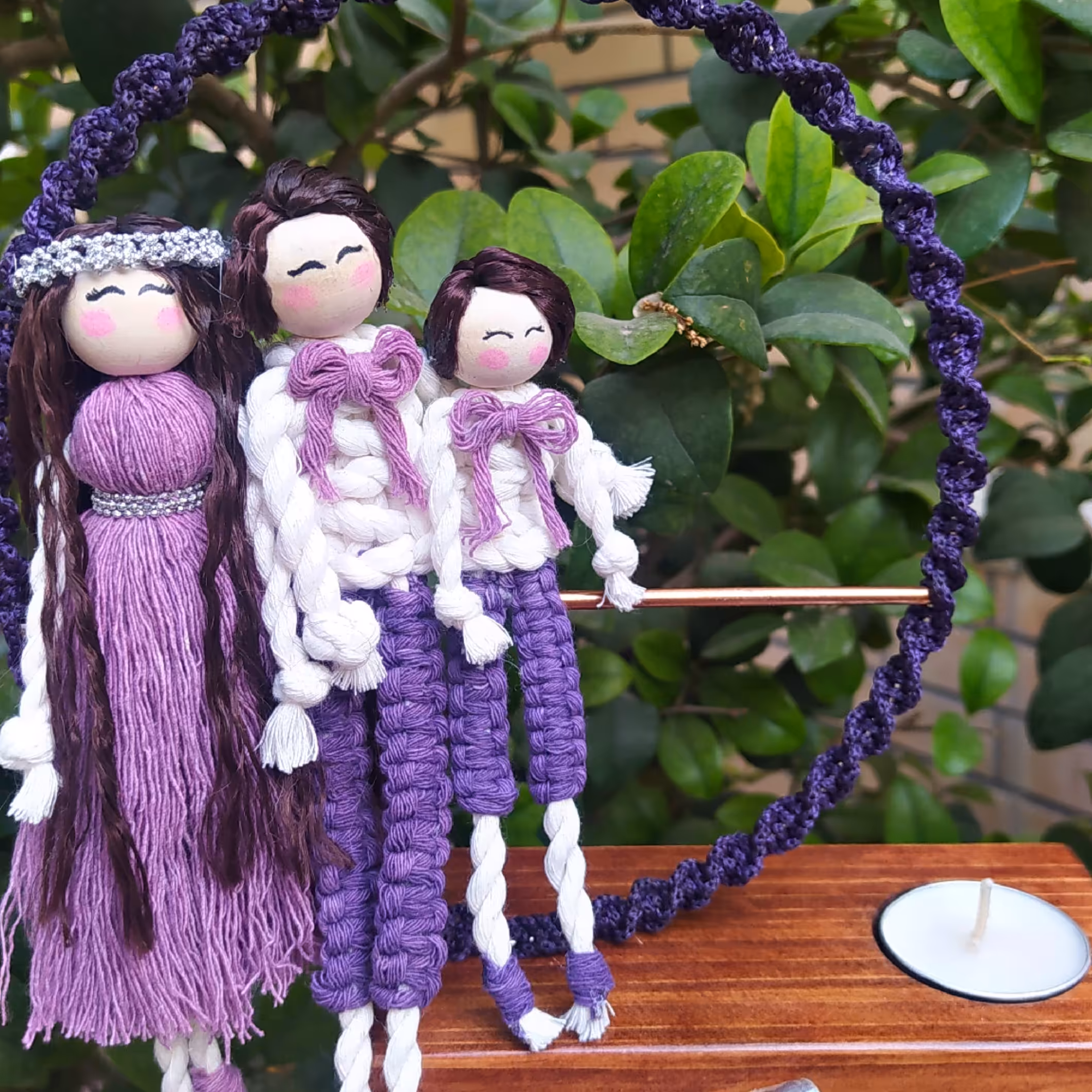 مکرومه دکوری با پایه چوب ،رنگ بنفش ، سایز متوسط،خونواده سه نفره