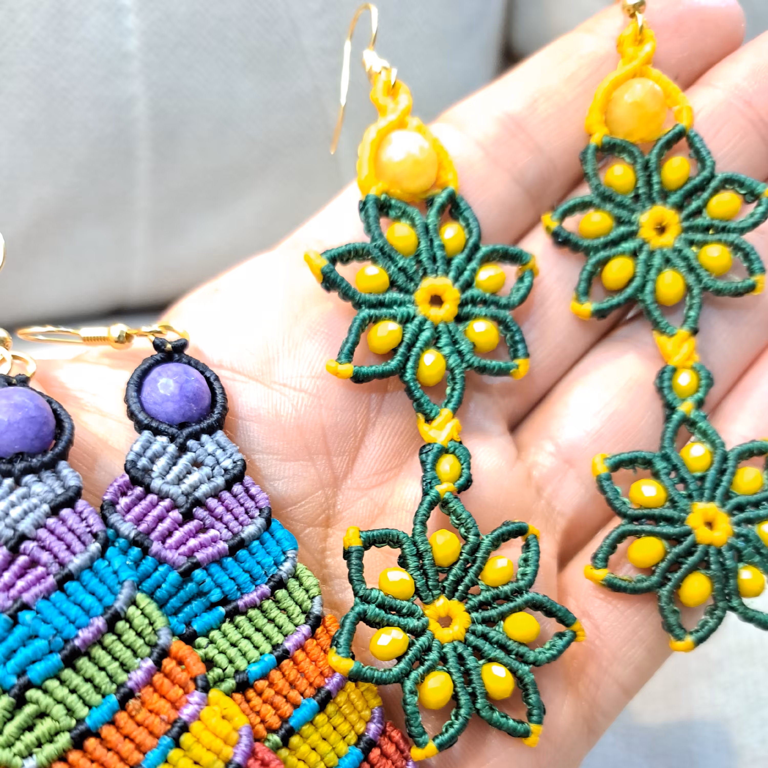 گوشواره  طرح گل میکرومکومه مدرن به هر رنگی دوست داری بافت میشه خاص و زیباست امتحان کن کریستال و سنگ داخلش داره