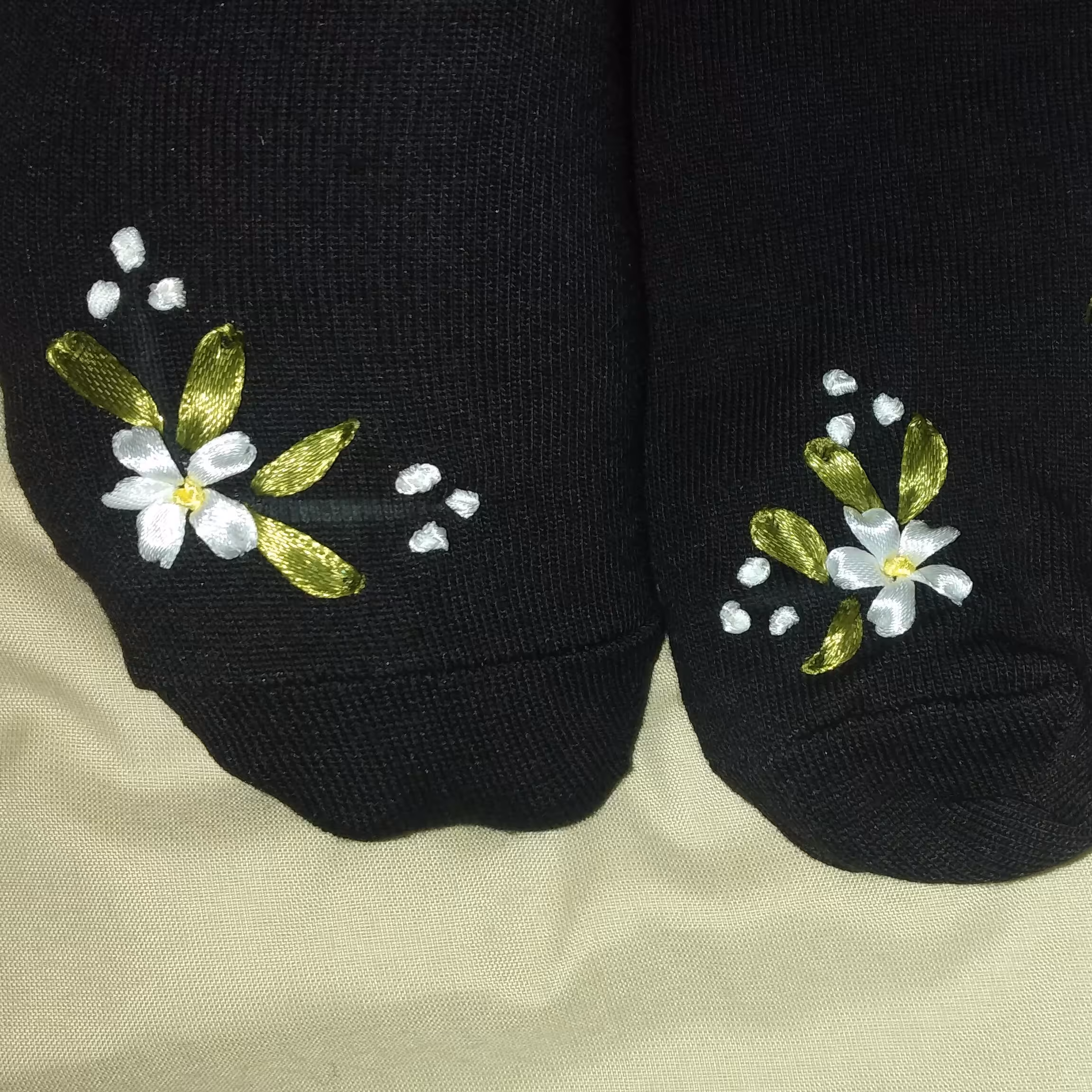 جوراب روباندوزی