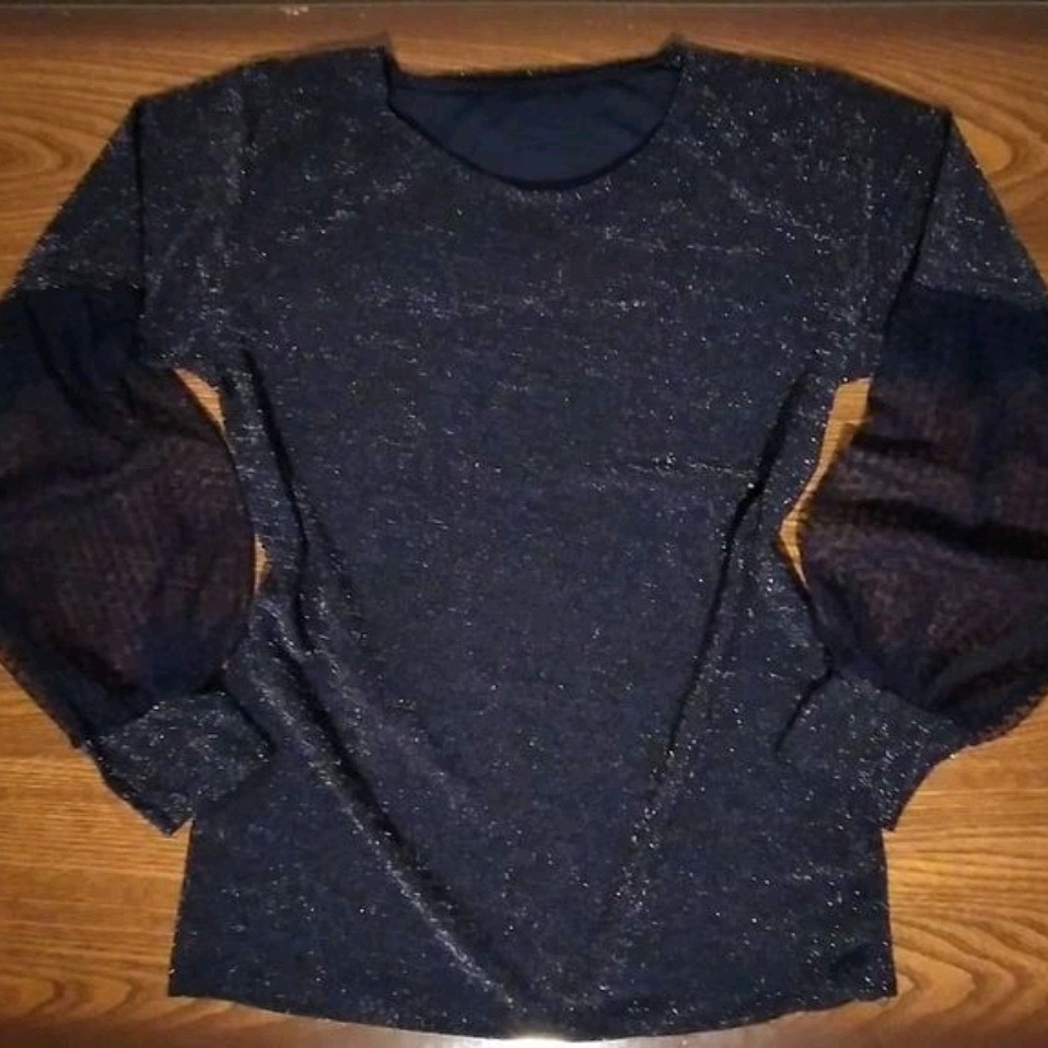 حراجی شومیز زنانه لمه آستین تور.جنس درجه یک. در دو رنگ مشکی و سورمه ای.تضمینی بدون ریزش