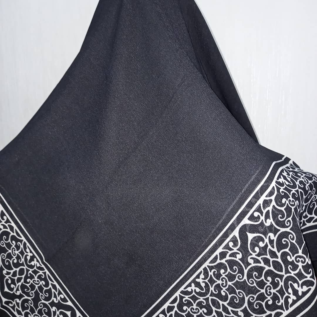 روسری مشکی طرحدار