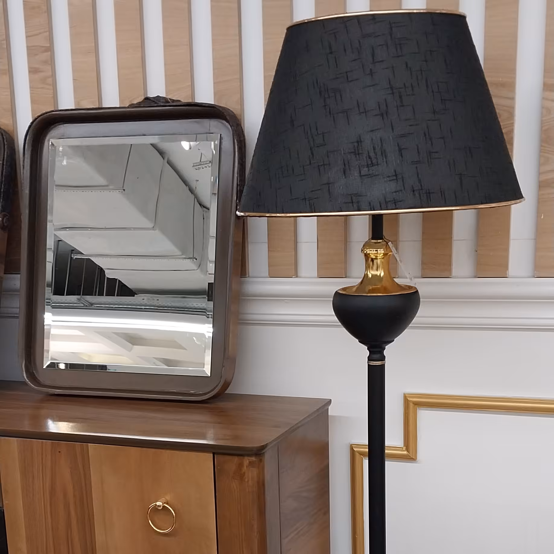 آباژور کنار سالنی شید پارچه ...هزینه ارسال با مشتری محترم(پسکرایه)