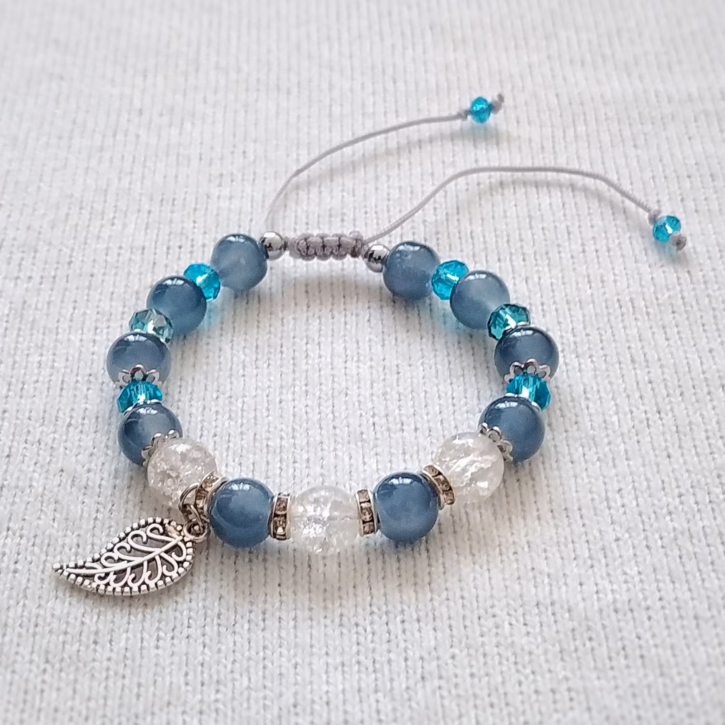 دستبند با سنگ glass و سنگ جید آبی و کریستال و آویز برگ