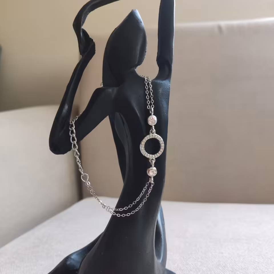 اکسسوری دستبند نقره ای رنگ