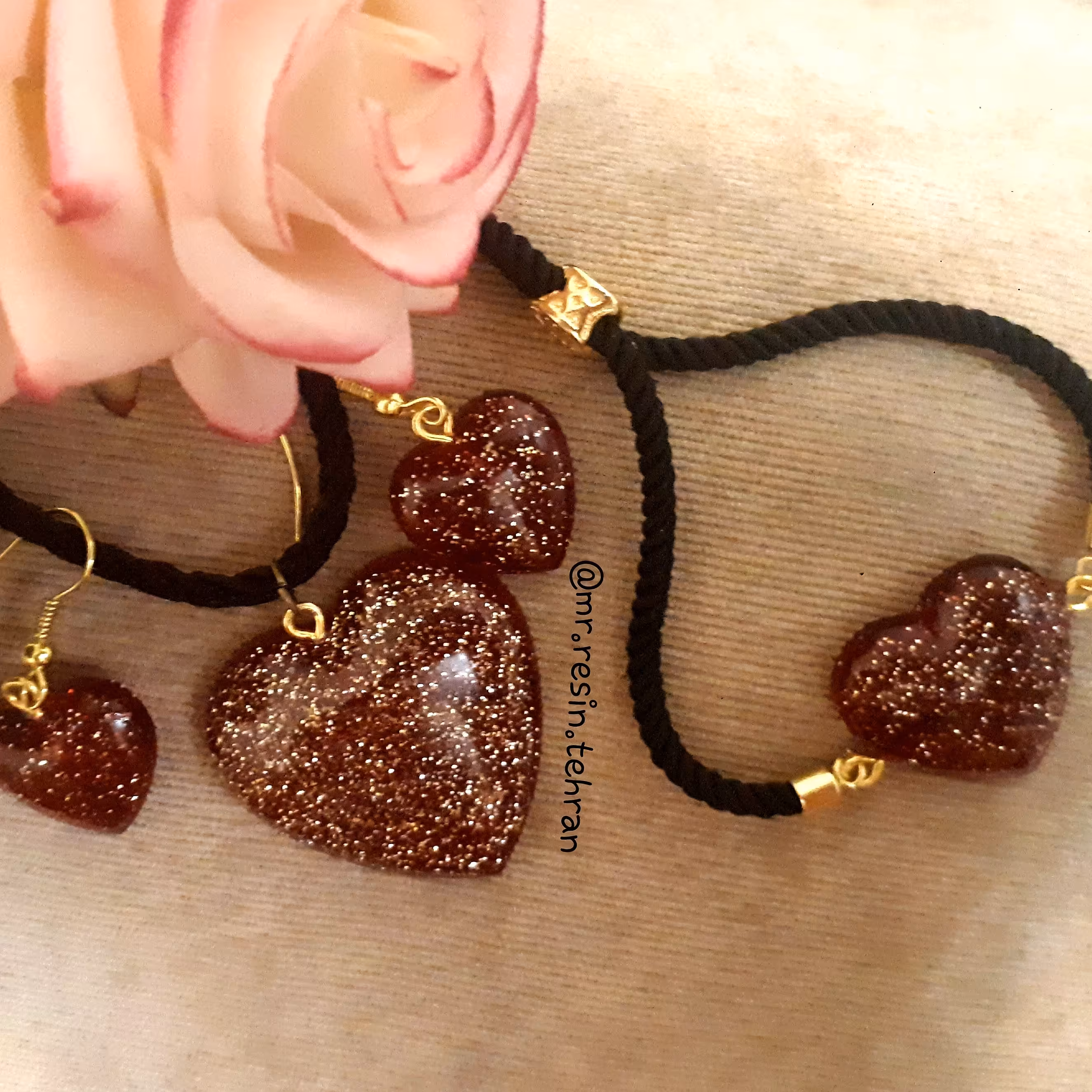 نیم ست رزینی دستبند گردنبند و گوشواره با رنگ جذاب و لاکچری قرمز شاین دار