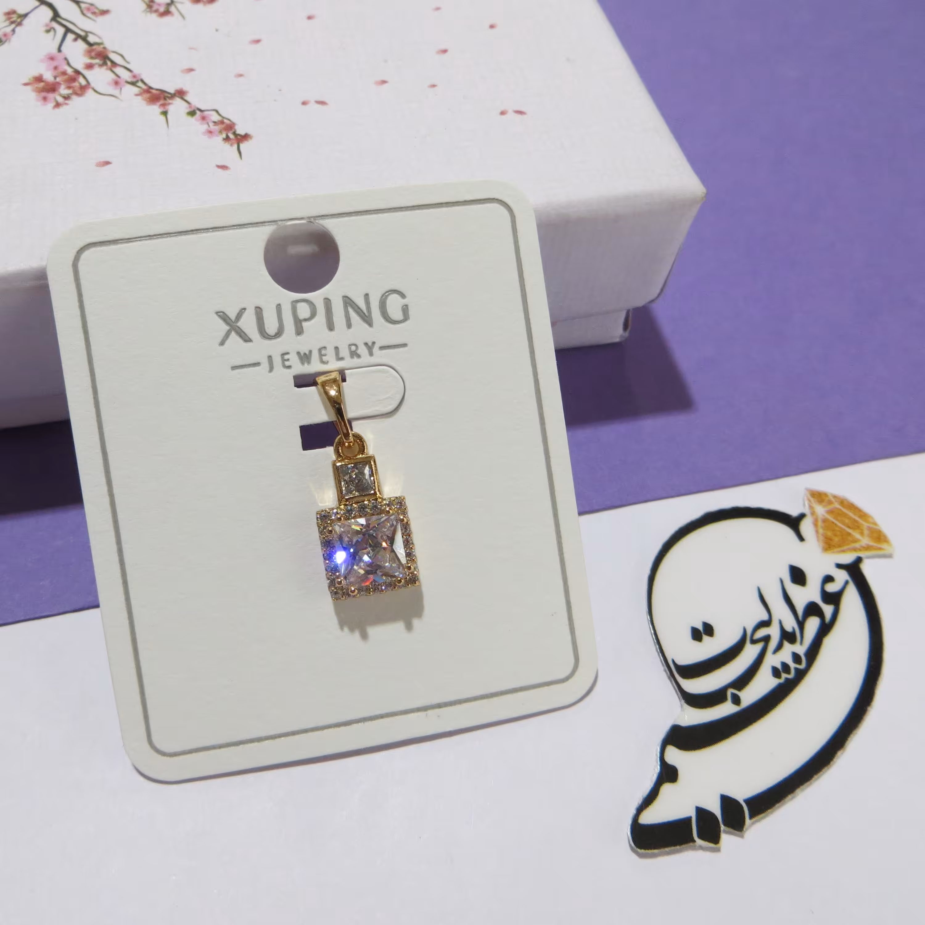 گردنبند برند Xuping از جنس مس و روکش طلا طرح بسیار خاص و شیک و مجلسی تک نگین سفید  مربعی نگین کاری شده