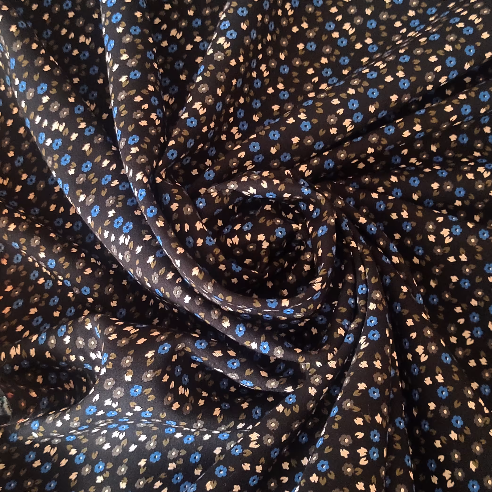 دومتر و چهل و پنج سانتی متر پارچه نخی عرض 90 زمینه مشکی