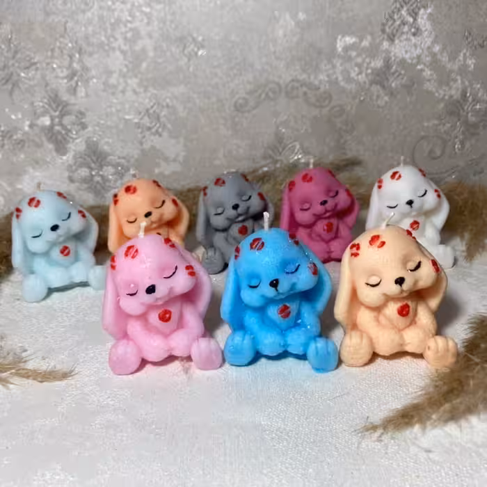 شمع خرگوش بوسه نماد سال 1402 در رنگبندی تصویر موجود می باشد 