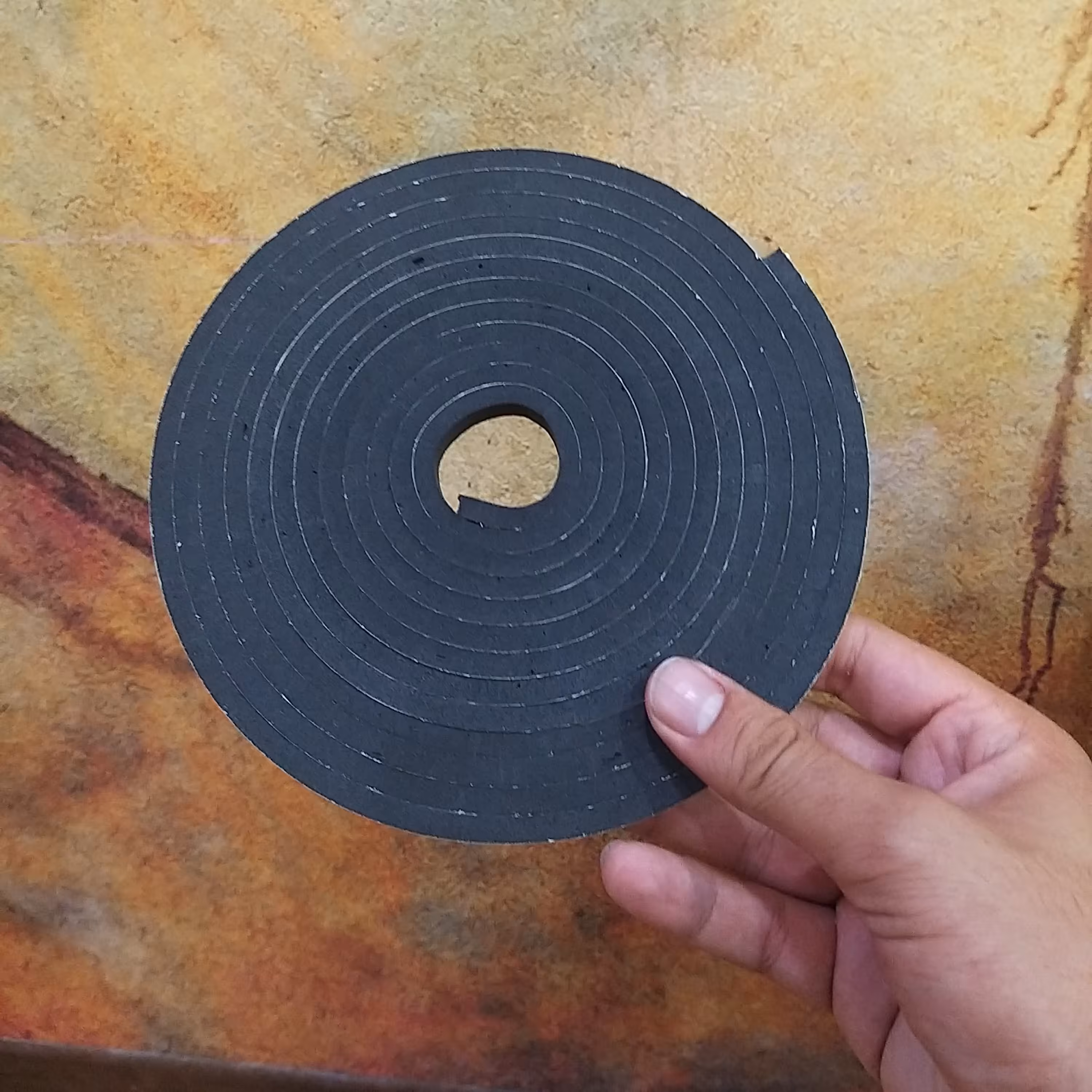 نوار درزگیر  فومی در و پنجره چسبدار  ضخامت 5میلیمتر در عرض 1.5سانت در 4متر