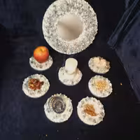 سفره هفتسین رزینی دستساز طرح کریستال خورد شده سفید نقره ای