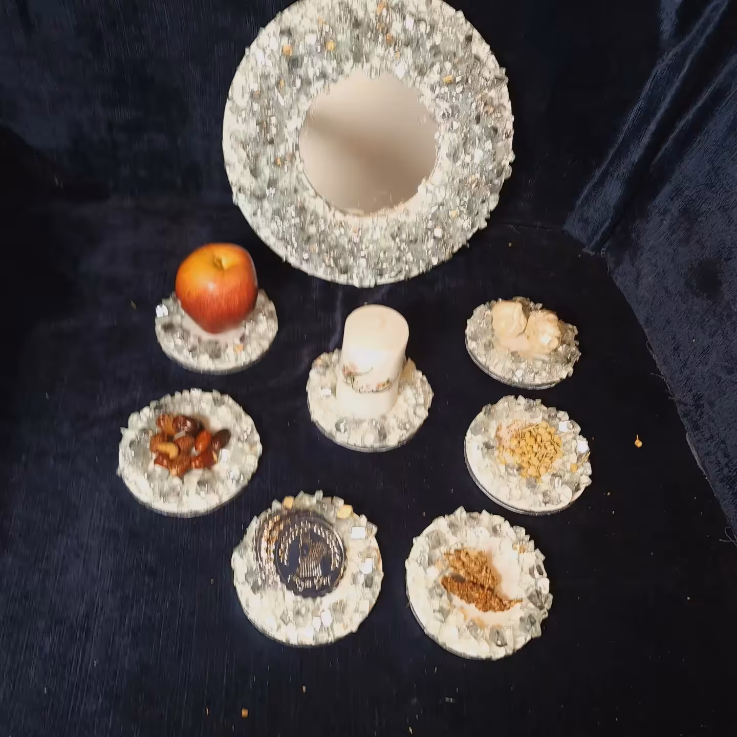 سفره هفتسین رزینی دستساز طرح کریستال خورد شده سفید نقره ای