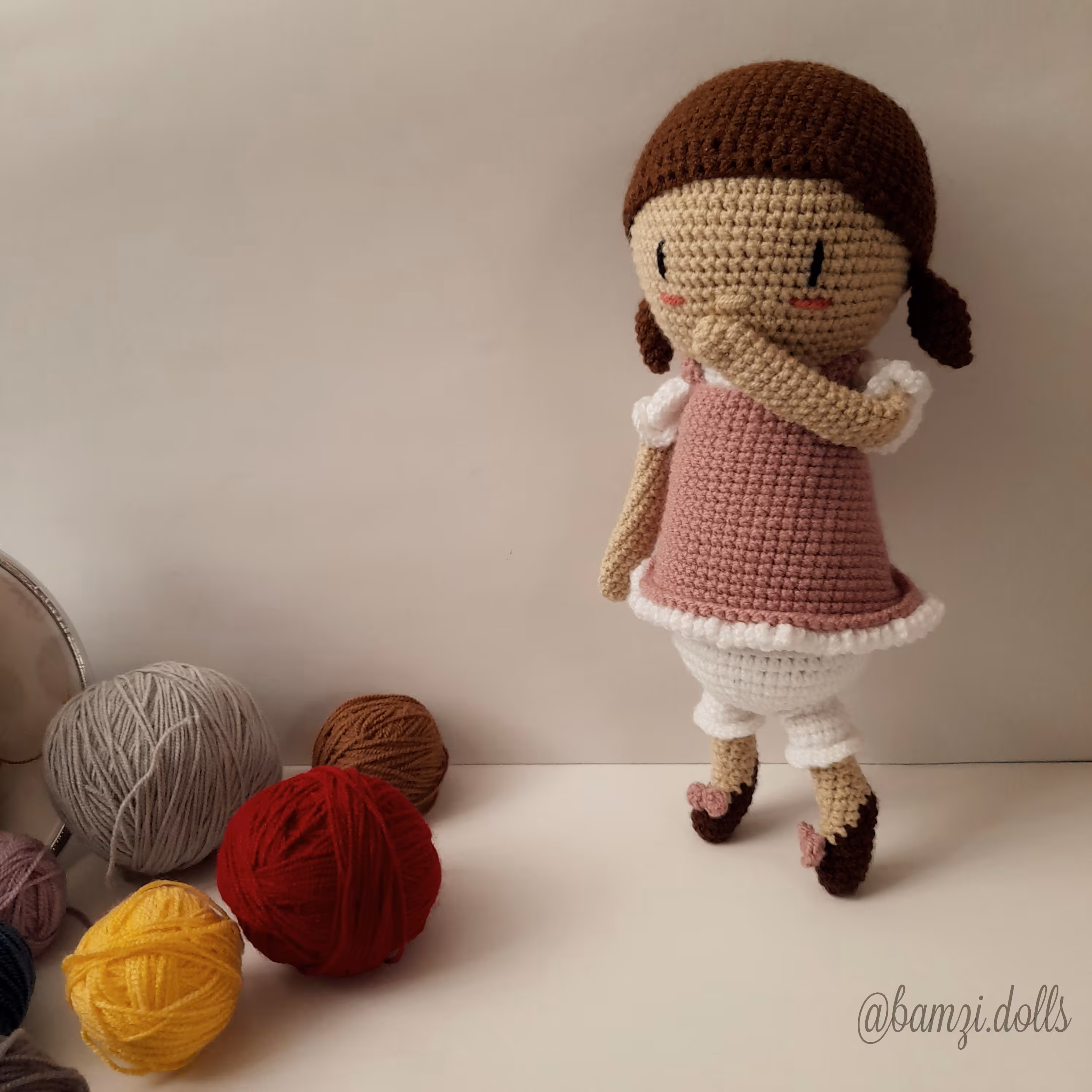 عروسک دخترانه دستباف با لباس چین دار و صورتی  و قد 25 سانت