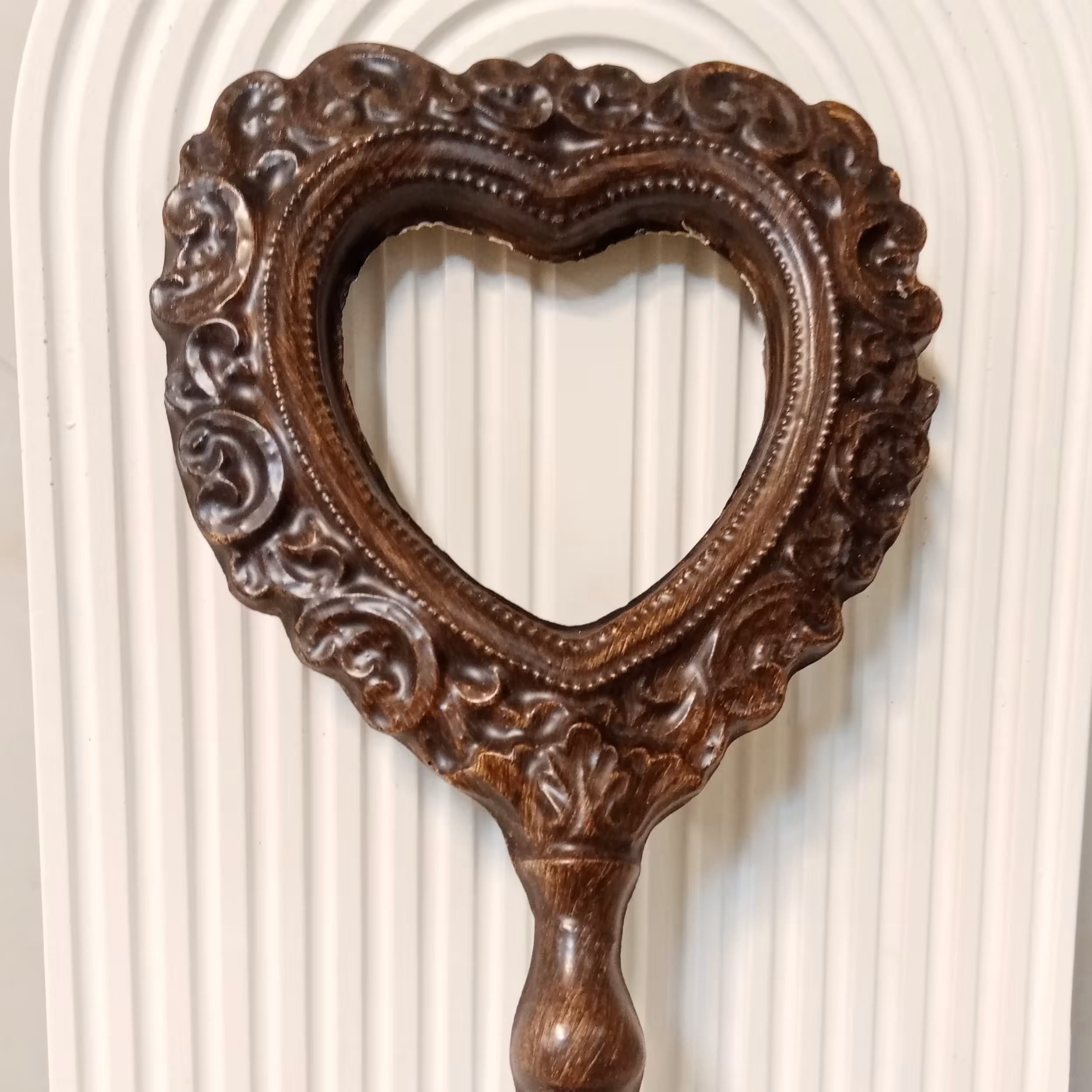 قاب آینه آرایشی قلبی. ابعاد 25در14. جنس سنگ مصنوعی. رنگ شاپان. بدون آینه