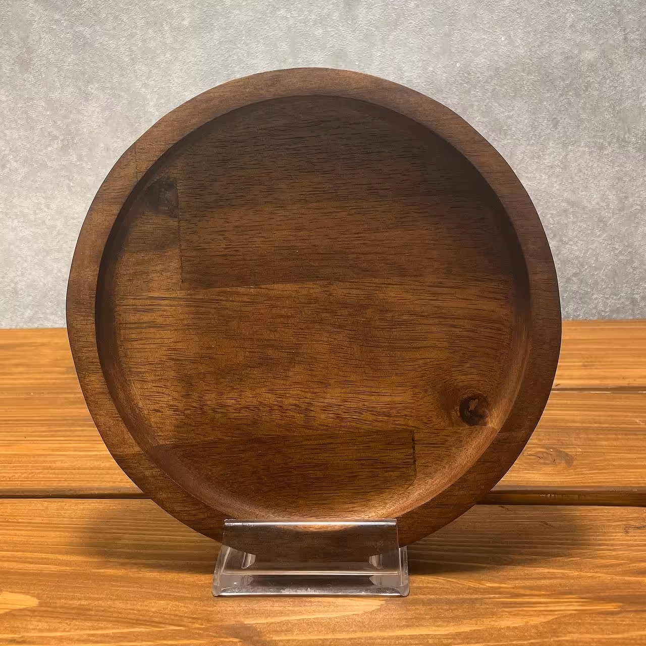 بشقاب گرد.سایز 20.چوب اقاقیا تایلندی پوشش رنگ گیاهی مونوکت بلژیک قابل شستشو بادست دستمال ویاابر نمدار تمیز شود 