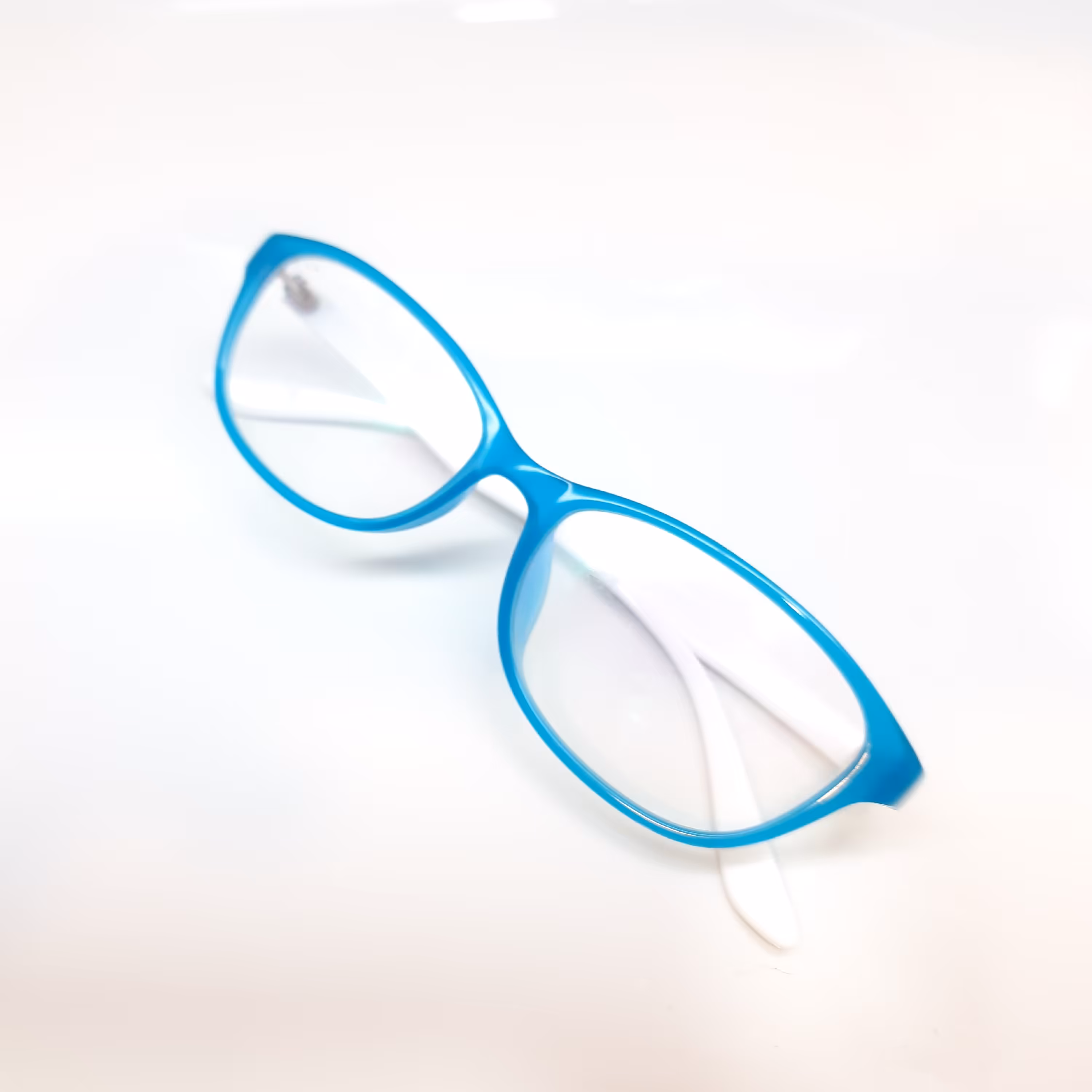 عینک طبی با قابلیت ساخت انواع عدسی  طبی نمره دار  صورت خور بسیار عالی