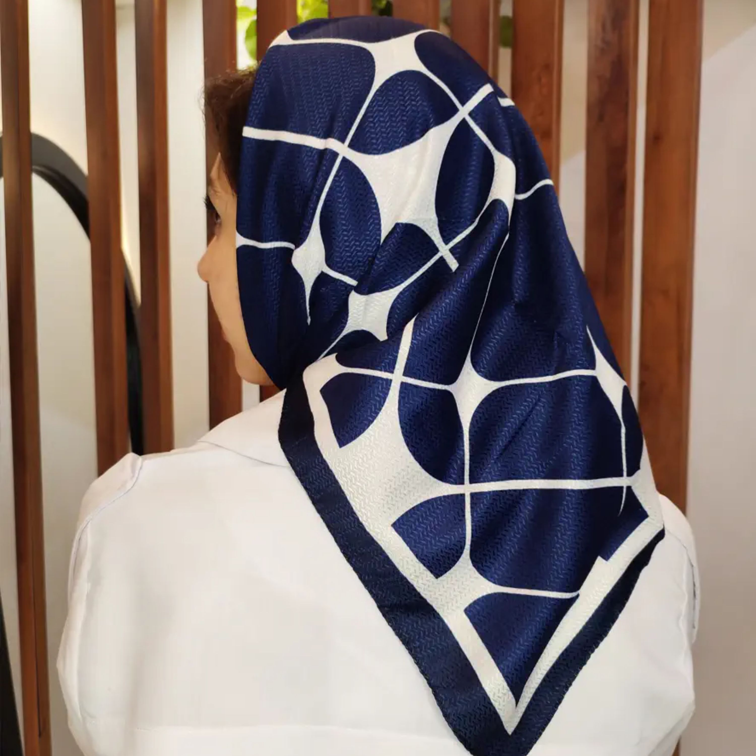 مینی اسکارف طرحدار زمینه سرمه ای کد 9189