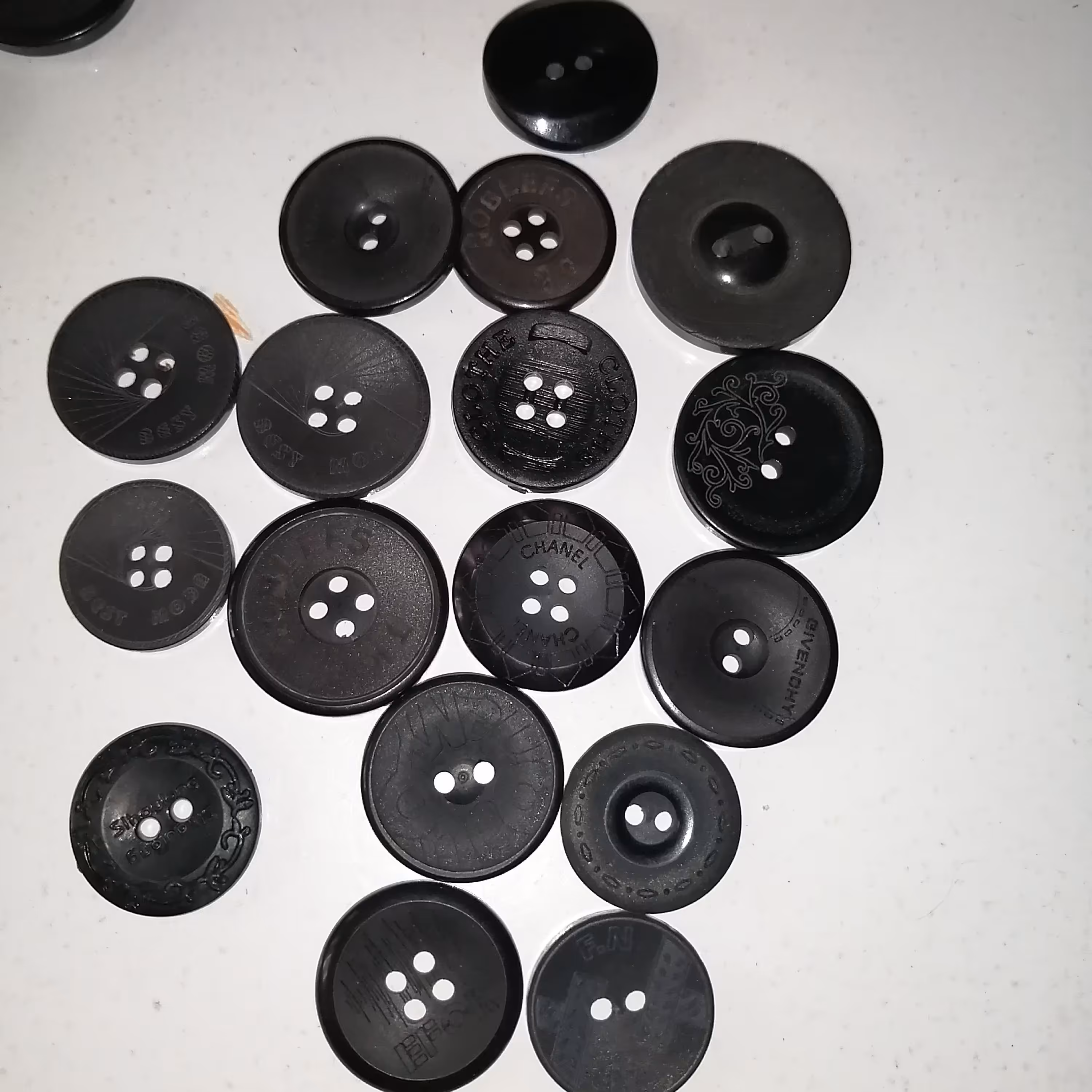 دکمه لباس گرد ساده مشکی چند طرح و سایز در بسته 17 عددی 
