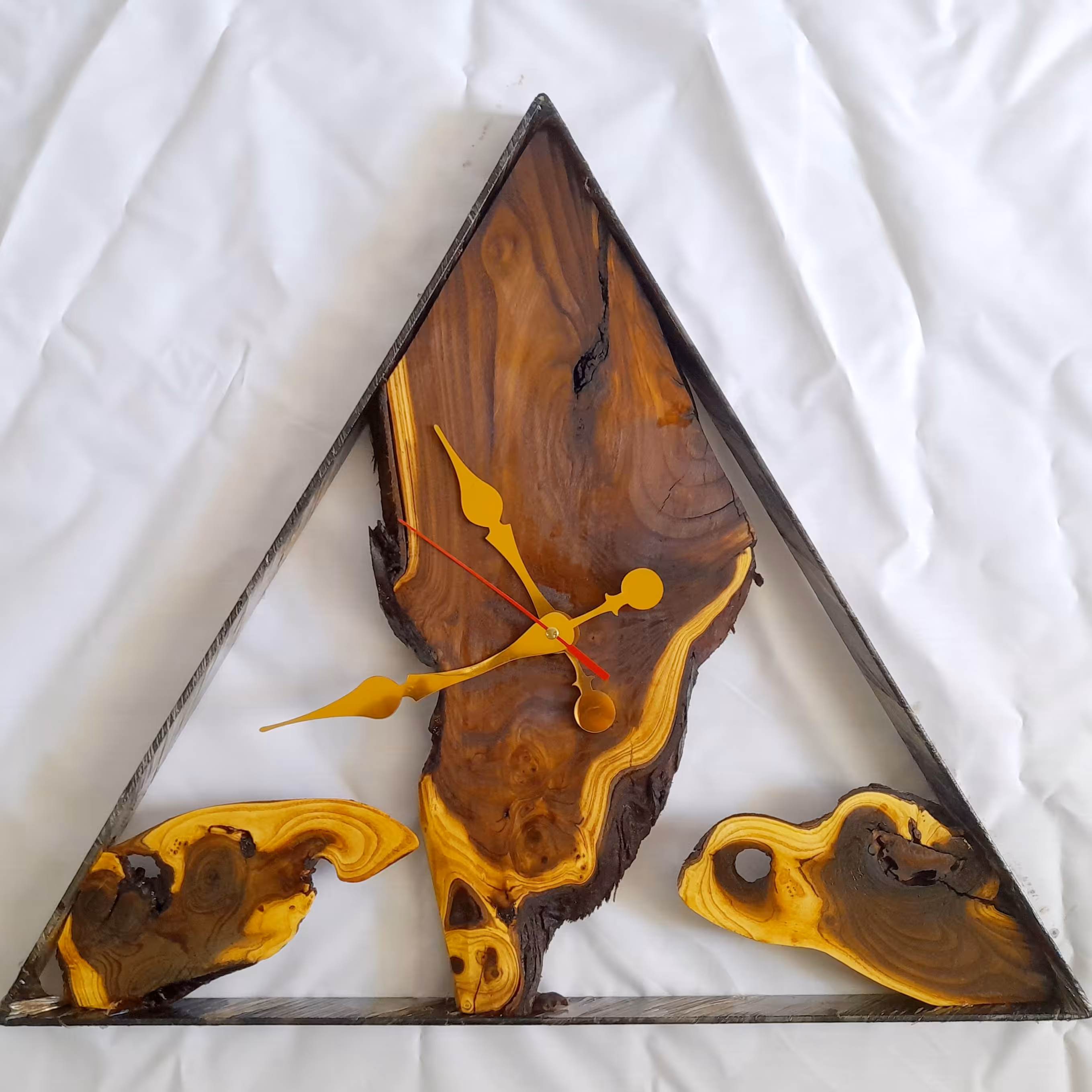 ساعت دیواری روستیک مثلثی قطر 40 چوب و فلز