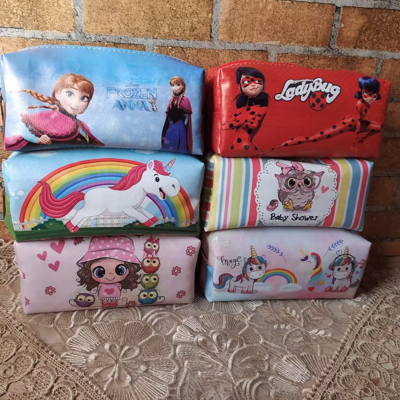 پک 25تایی جامدادی چرم فانتزی    هر پک 25طرح مختلف سایز جامدادی 17و6و8دفقط به صورت عمده 