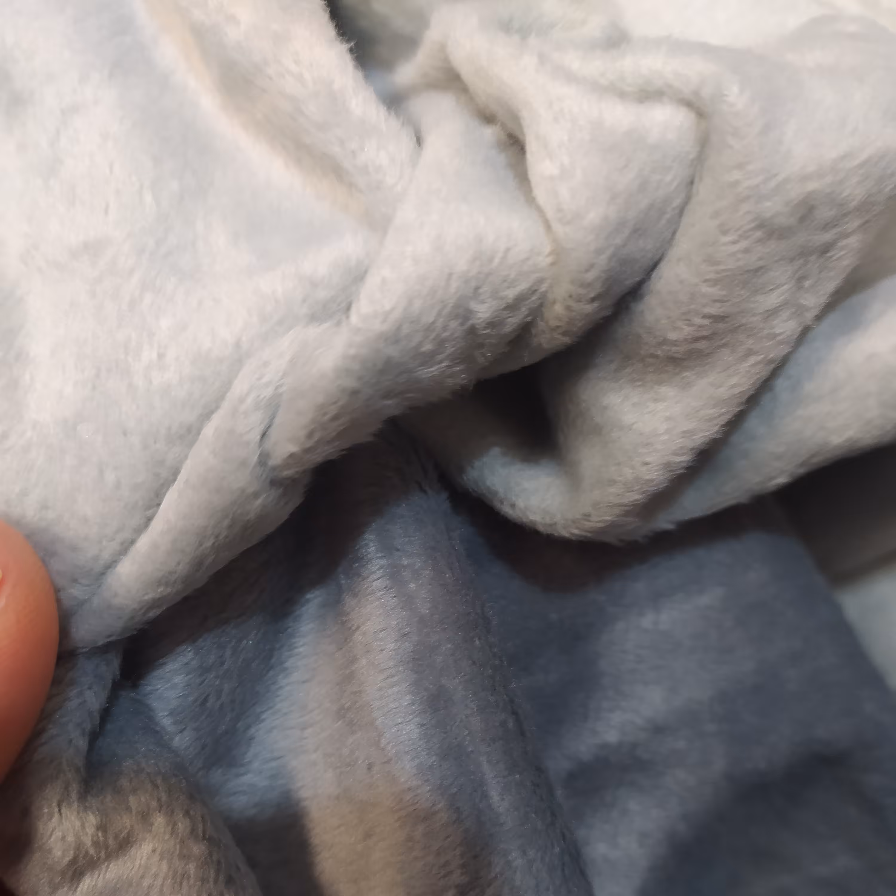 پارچه مخمل توشکا  رنگ نقره ای و طوسی روشن یک متری عرض160