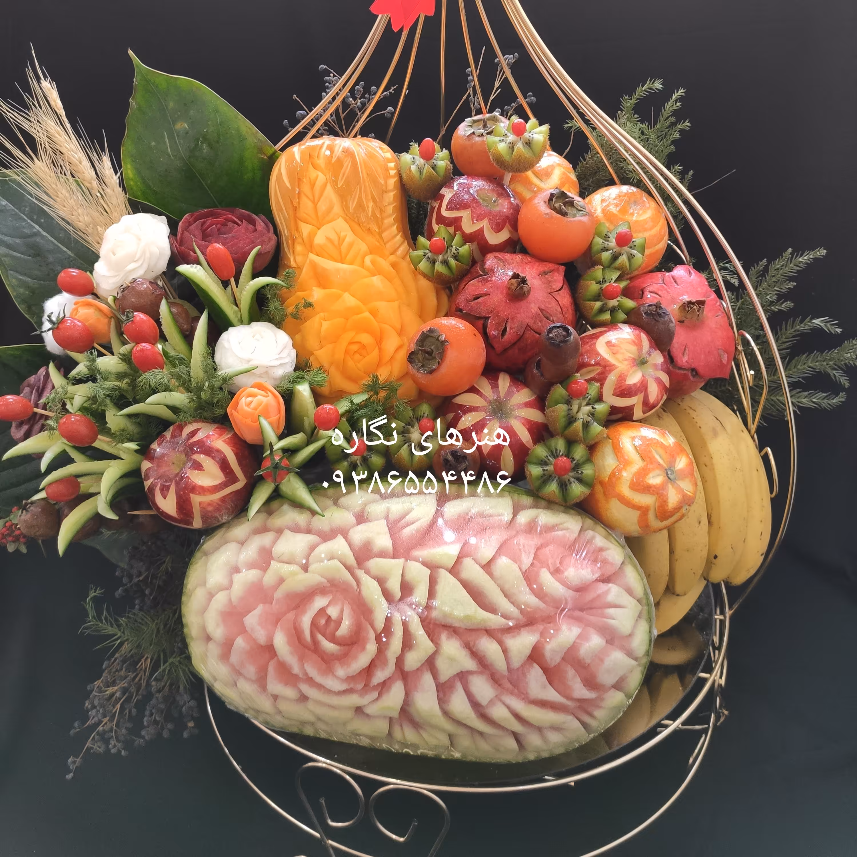 میوه آرایی،طبق زیبای میوه آرایی شده سایز خیلی بزرگ،کدو  و هندوانه حکاکی شده به همراه گلهای لبو  و شلغم وموز  و سایر میوه