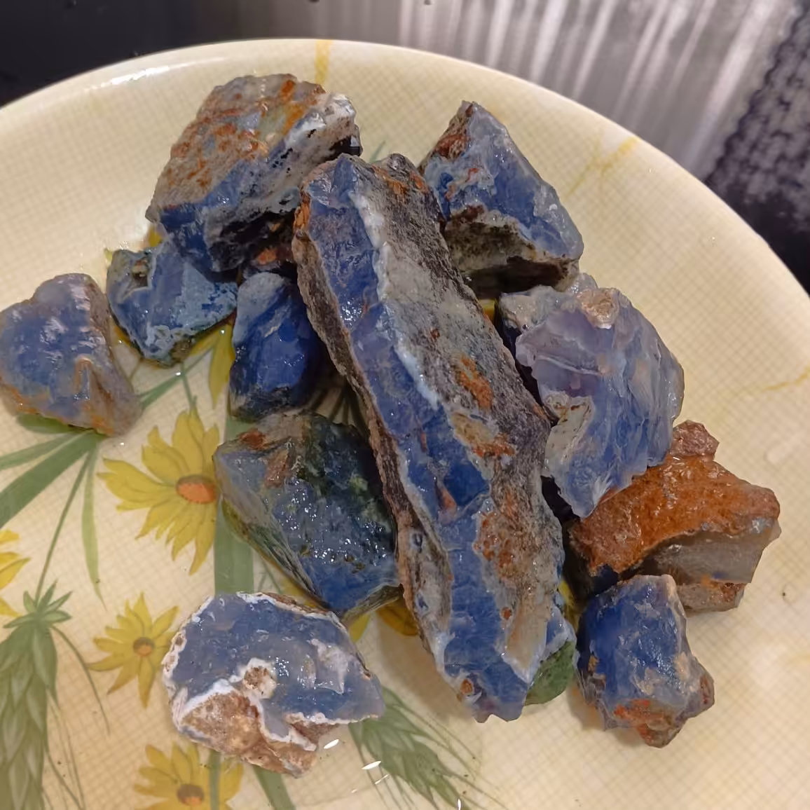 سنگ عقیق بسیار خوشرنگ و زیبا و معدنی مخصوص تراش برای نگین انگشتر مردانه و زنانه و گردنبند و جواهرات و کلکسیونی   و مرغوب