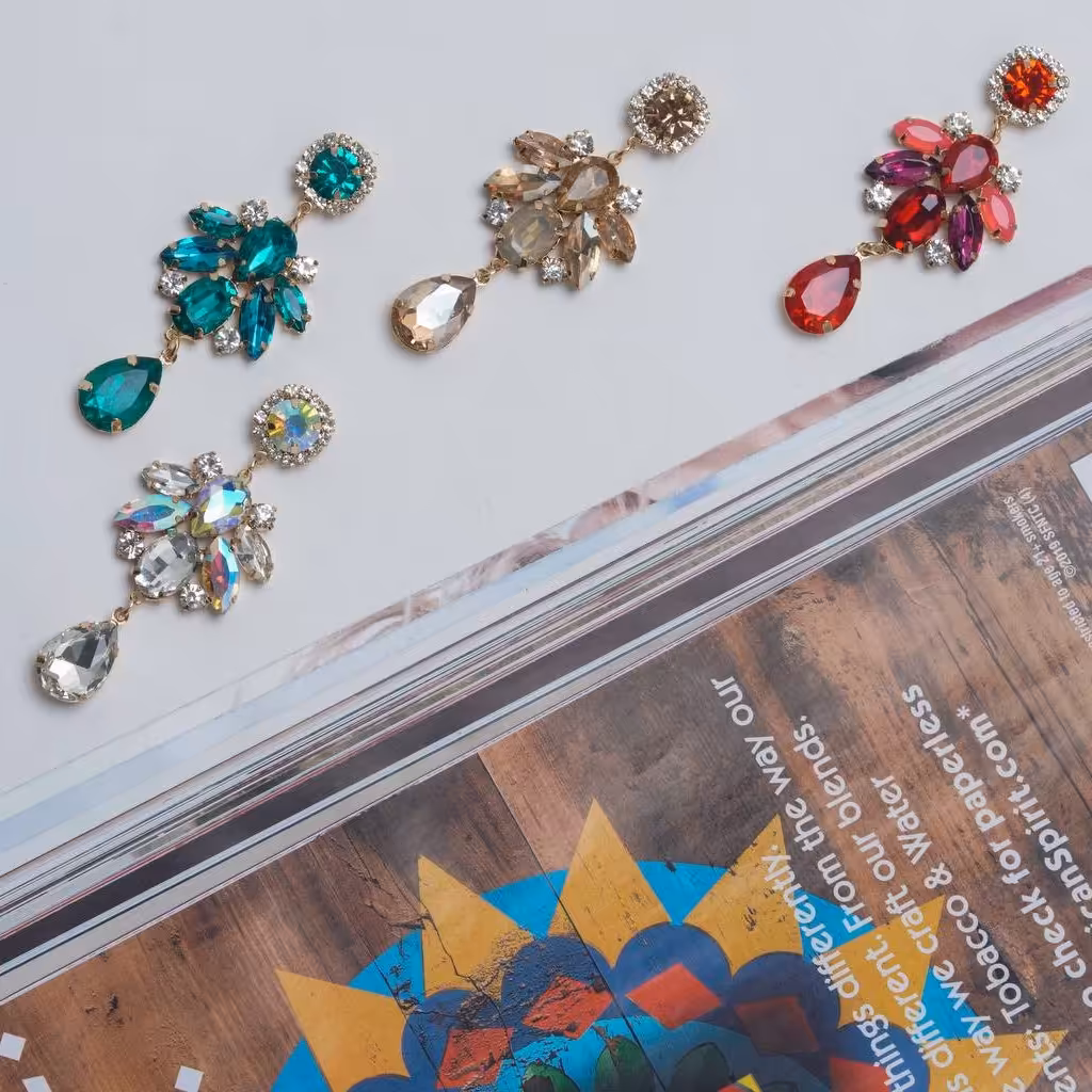 گوشواره دخترانه با نگین رنگی جواهری گل با آویز نگینی