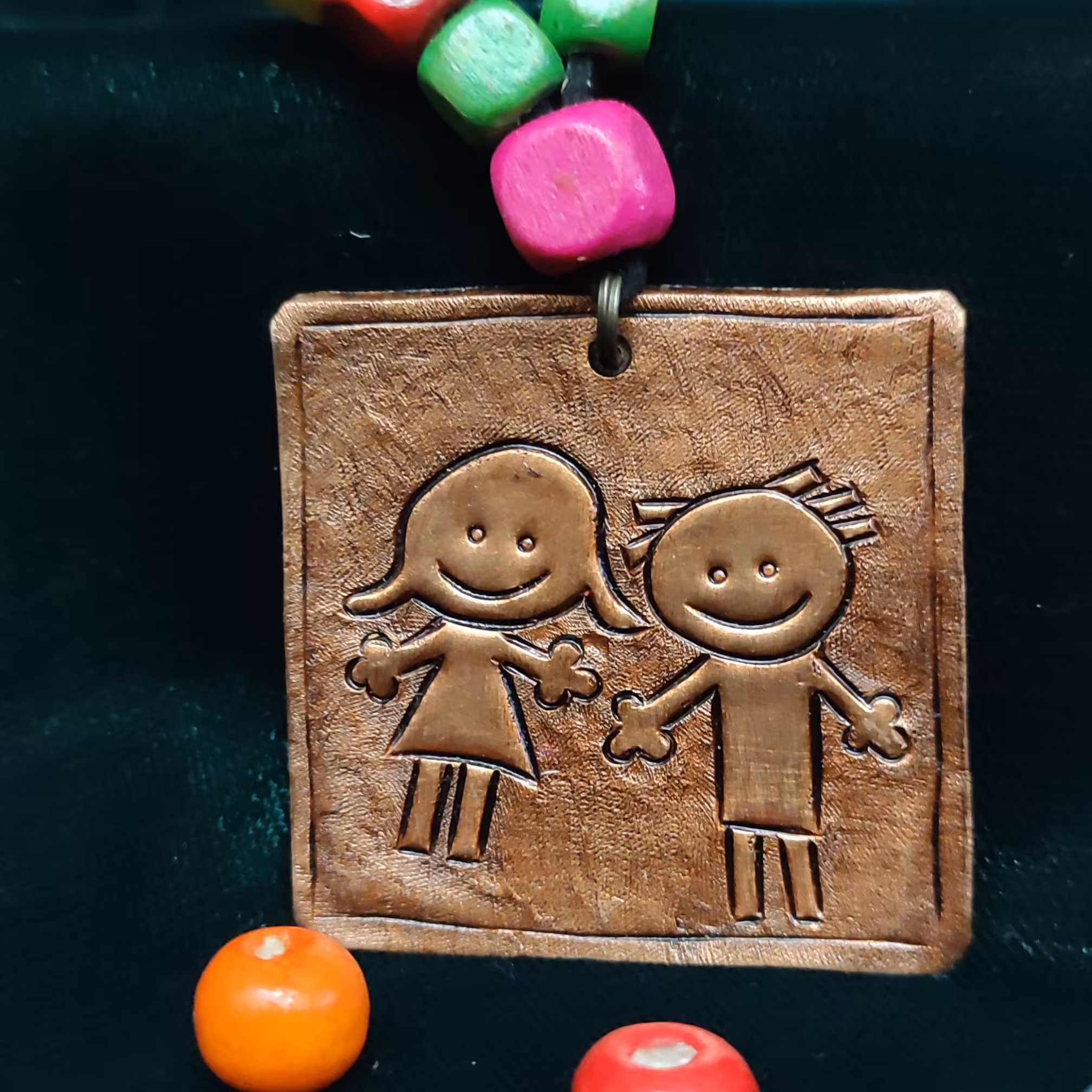 گردنبند قلمزنی مسی طرح دو دوست با بند جیر مشکی