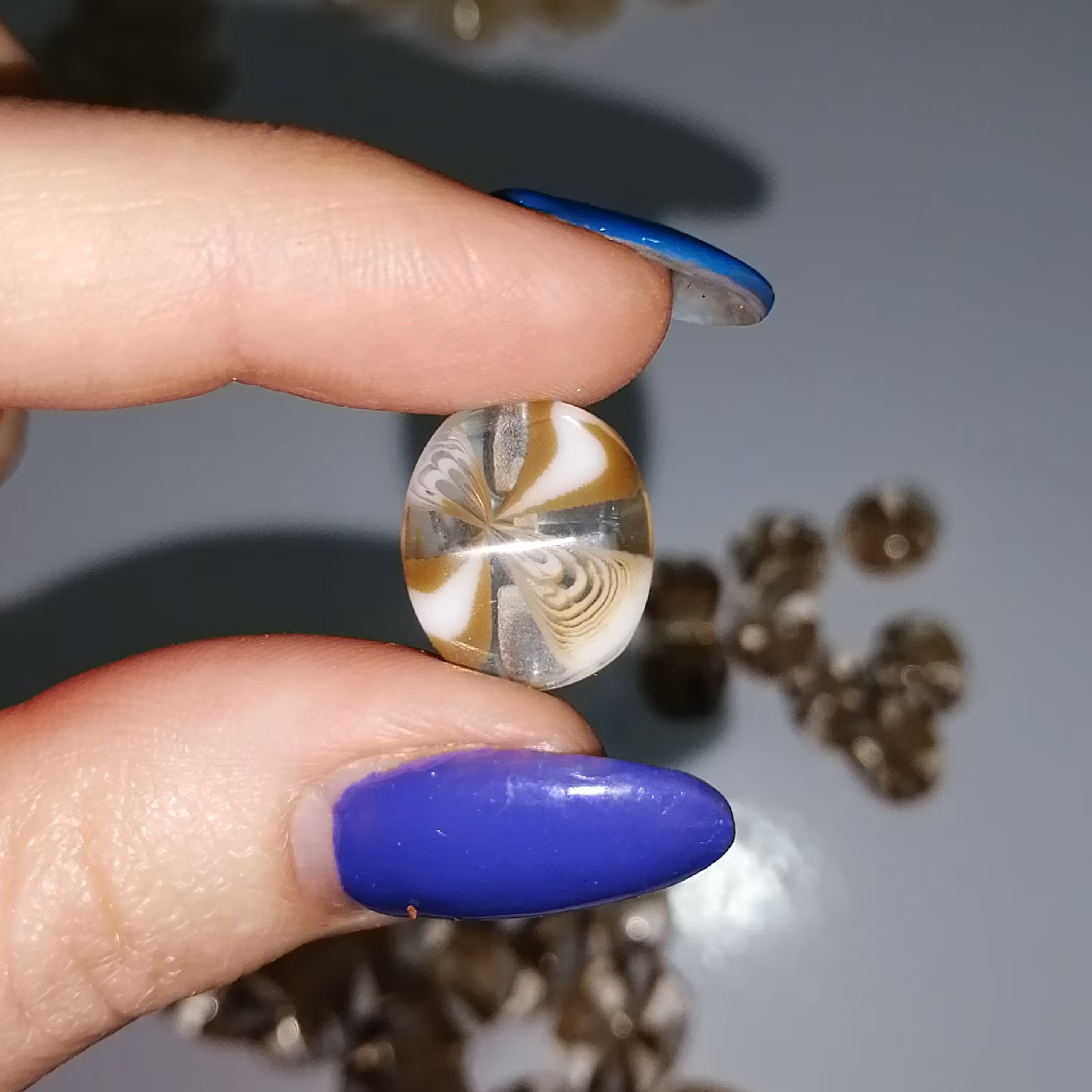  دکمه لباس شیشه ای رنگ قهوه ای کوچک بسته 9 عددی 