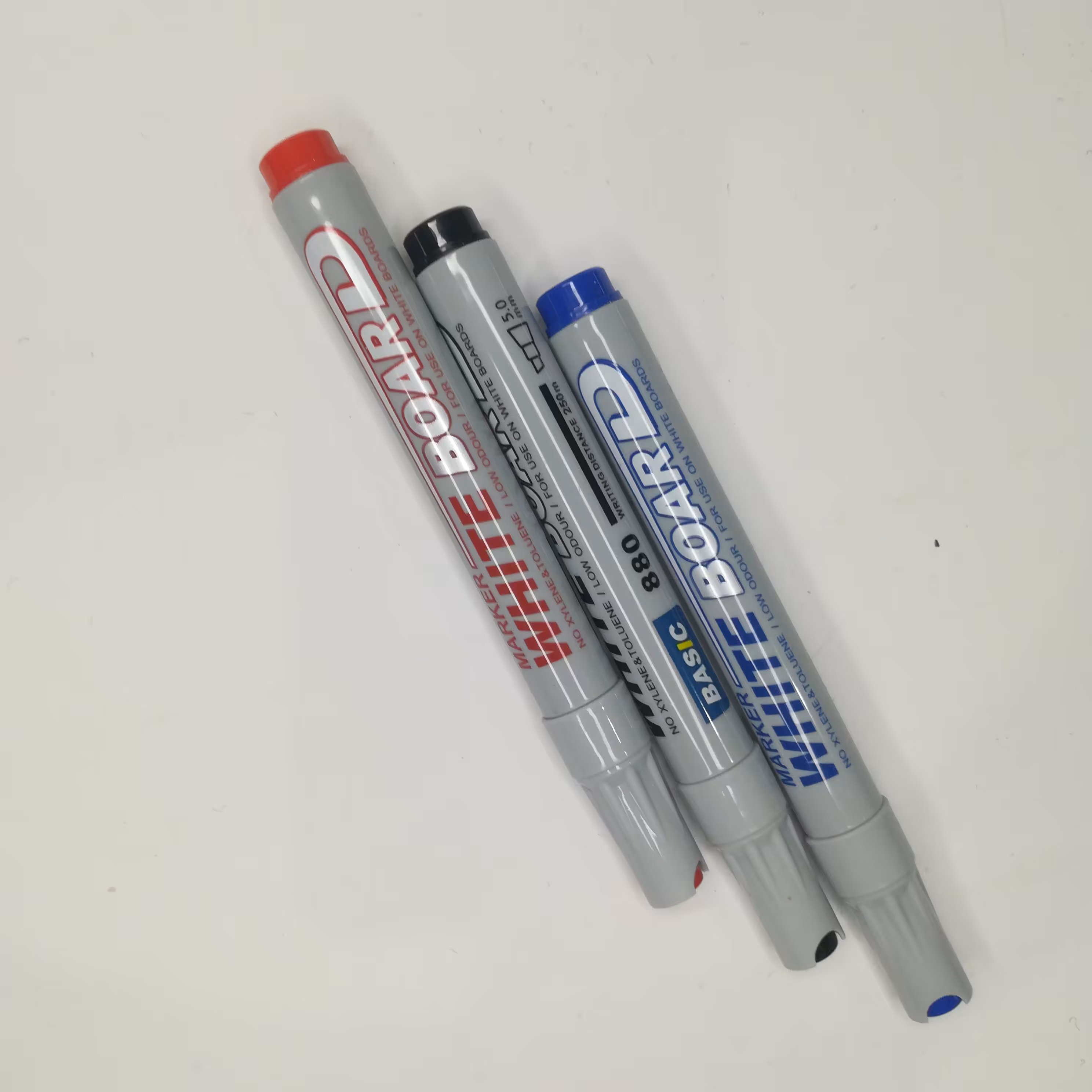 پک 3عددی ماژیک وایت برد بیسیک نوک تخت در 3رنگ آبی مشکی و قرمز 