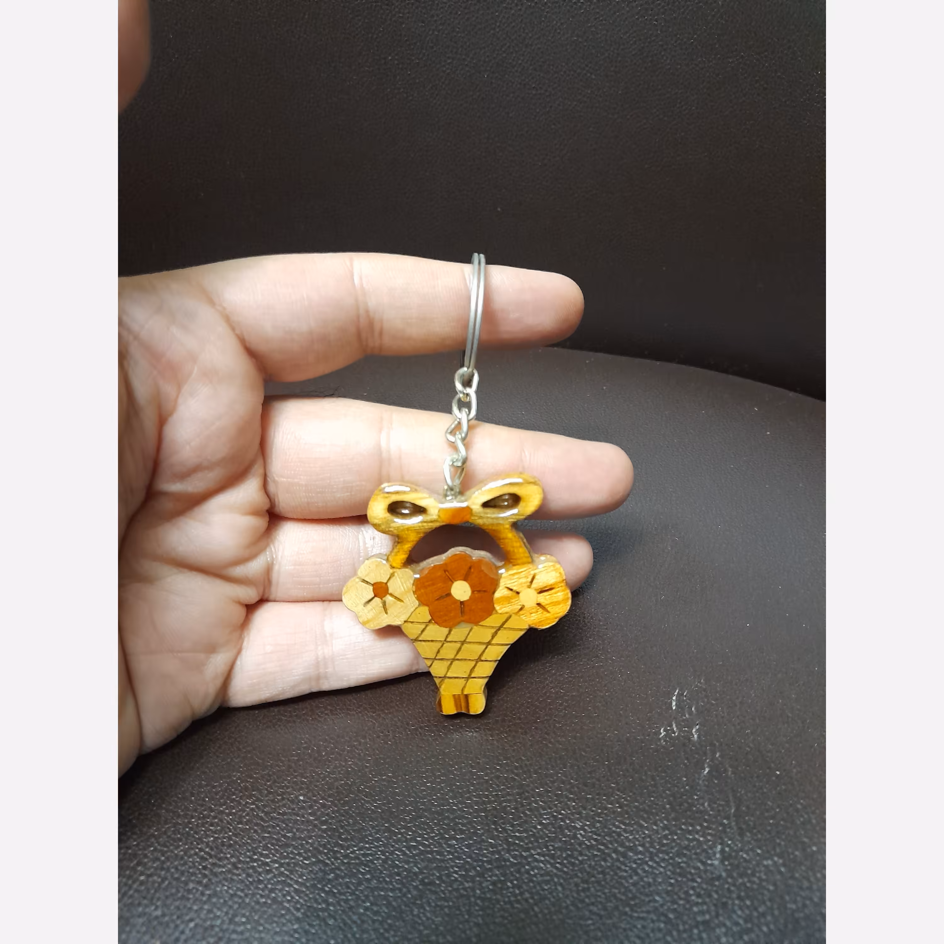 سرکلیدی چوبی معرق کاری طرح سبد گل 2