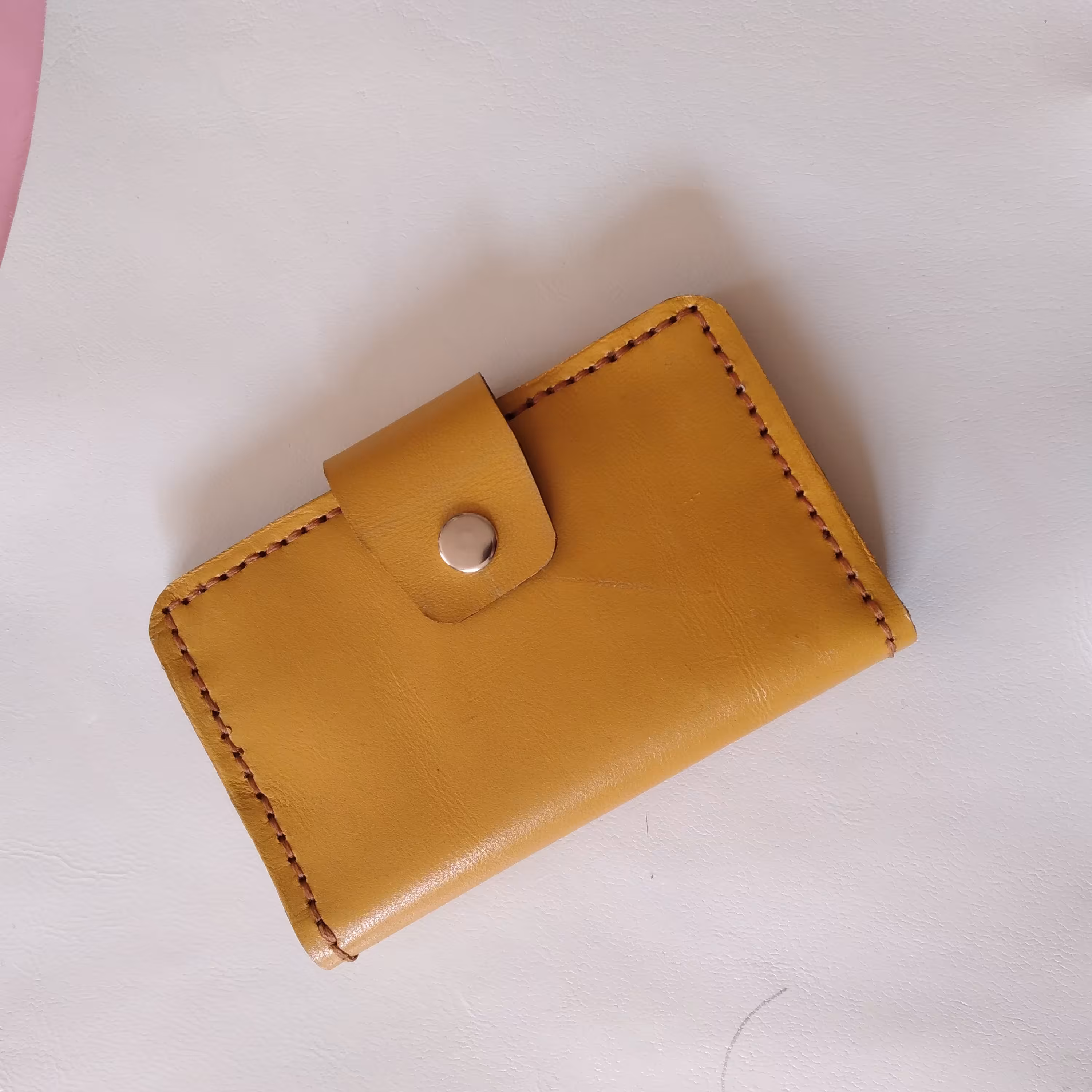 جاکارتی چرم رنگی
تمام چرم و کاملادستدوز
چرم طبیعی بزی 
در این کار از هیچ آستری استفاده نشده و همه کار از چرم استفاده شده