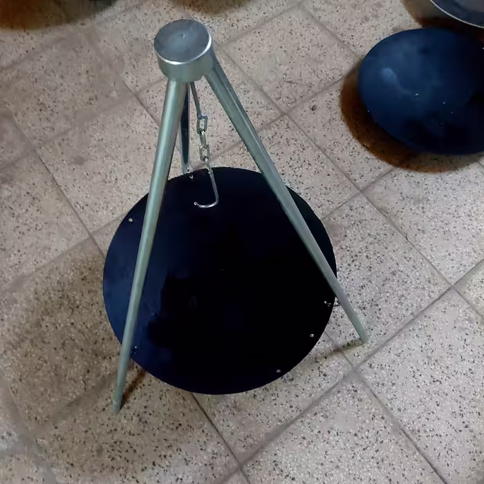 ساچ چدنی متوسط مناسب پخت و پز نان به همراه دسته و 3پایه 