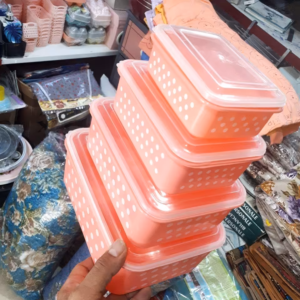 ظرف 4تیکه مستطیل طرح خال خالی بزرگ
در رنگ های موجود در عکس 
قابل استفاده در فریزر و ماکروفر
درب محکم