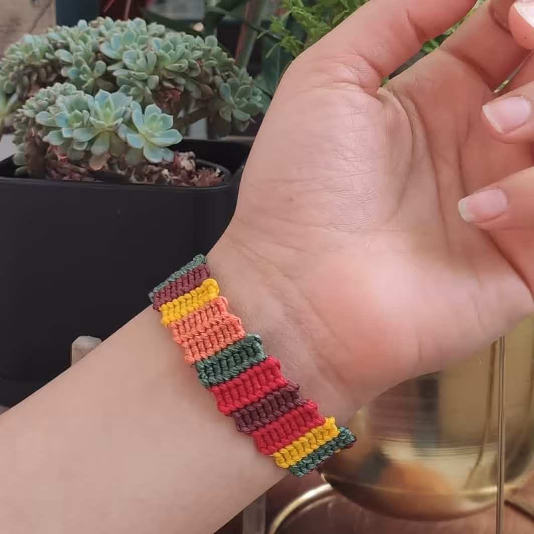 زیورالات،دستبند زنانه و مردانه پلکان بافته شده با نخ موم زده ، رنگ بندی و پهنای کار به سلیقه خودتون هست 