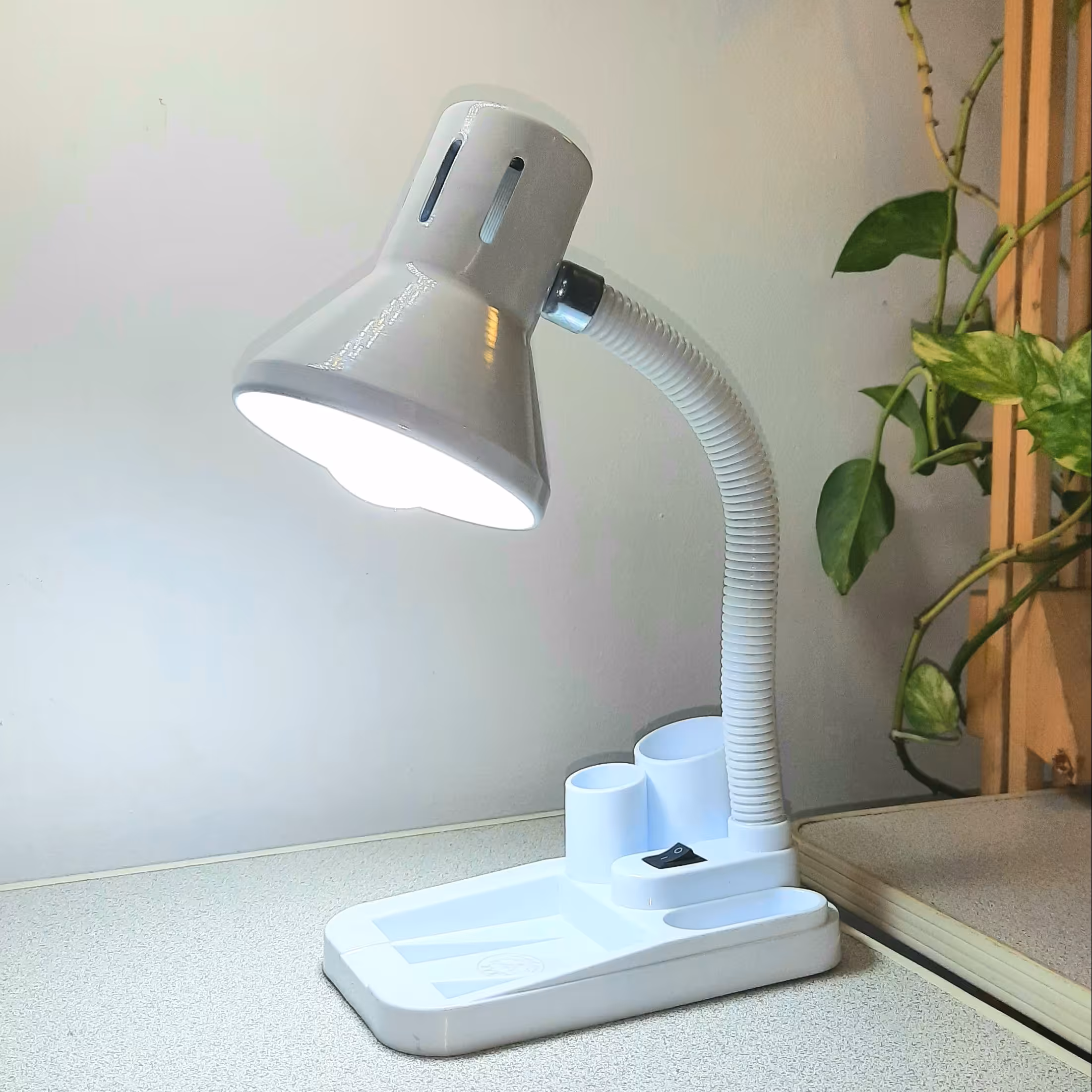 چراغ مطالعه رومیزی مدل DL-105 جا قلمی دار کریم زاده یا بوستانچی