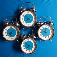 ساعت رومیزی کوکی شب نما زنگ دار نوستالژی فلزی آکبند نو مناسب زیبا کادویی شیک زیبا هدیه دکوری تزیینی عتیقه (پس کرایه)