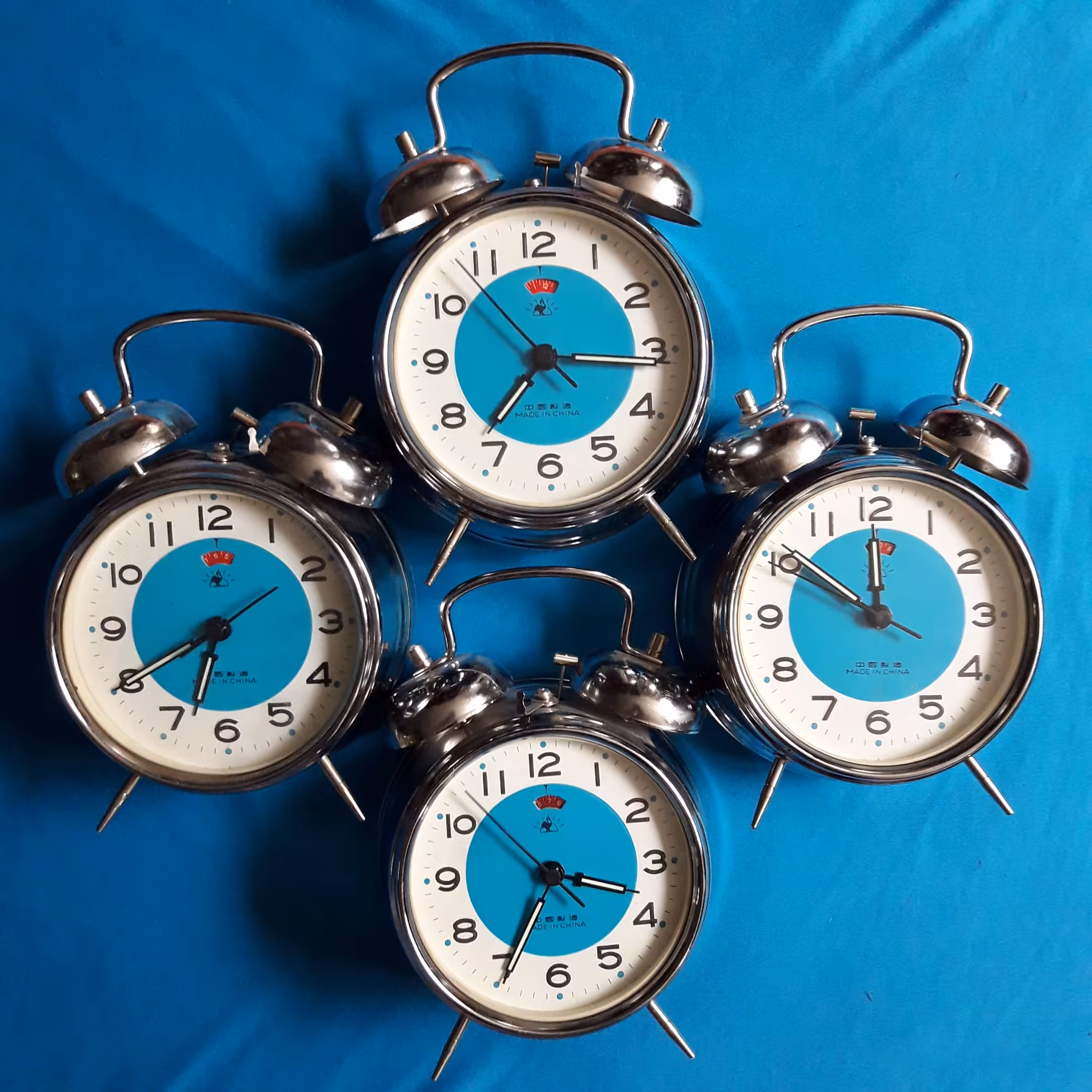 ساعت رومیزی کوکی شب نما زنگ دار نوستالژی فلزی آکبند نو مناسب زیبا کادویی شیک زیبا هدیه دکوری تزیینی عتیقه (پس کرایه)