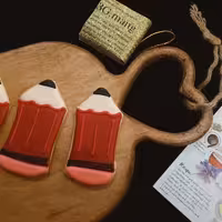 کوکی با تزئین آیسینگ طرح مداد 