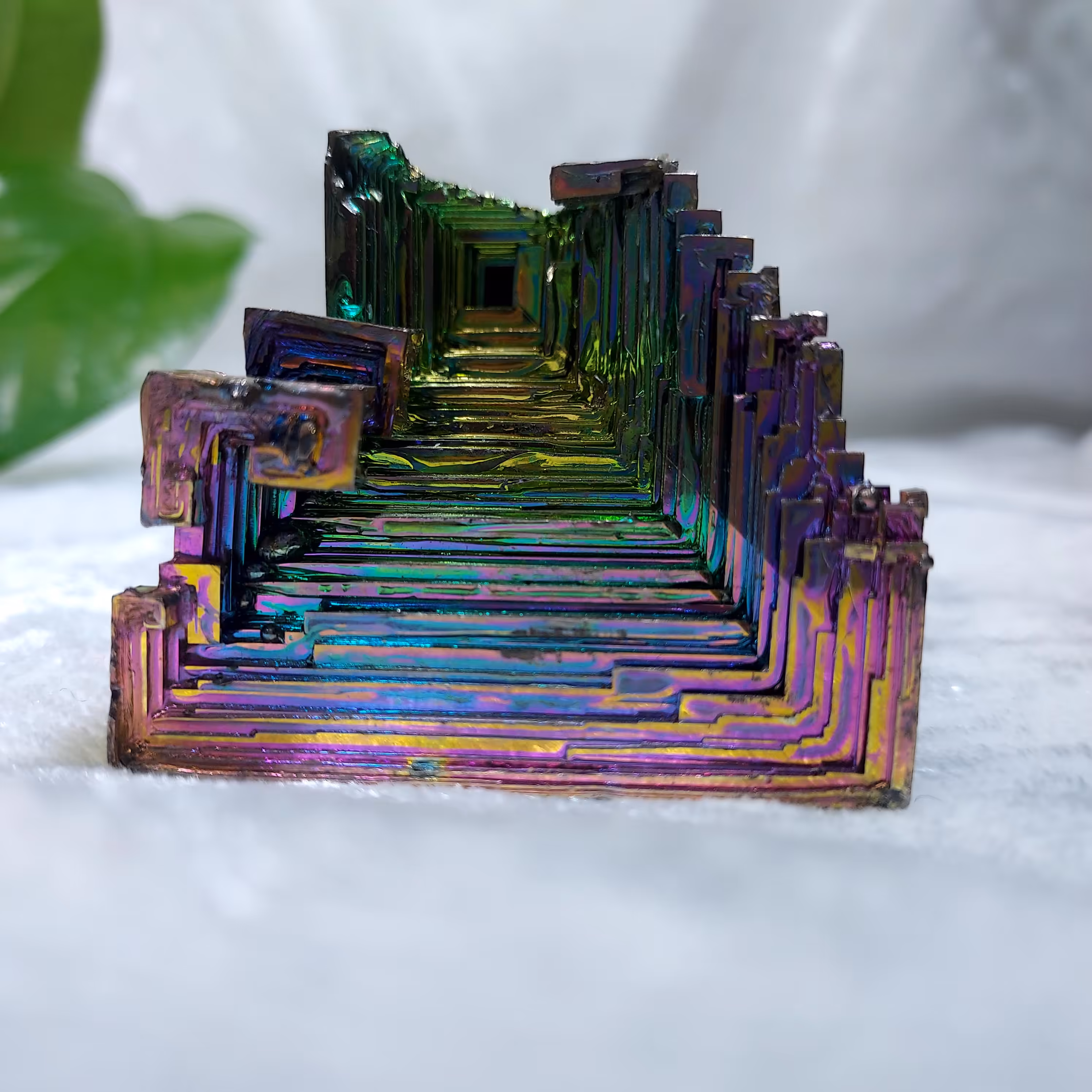 بیسموت درشت و کلکسیونی با رشد کریستالی هرمی شکل بسیار جذاب 220 گرم 