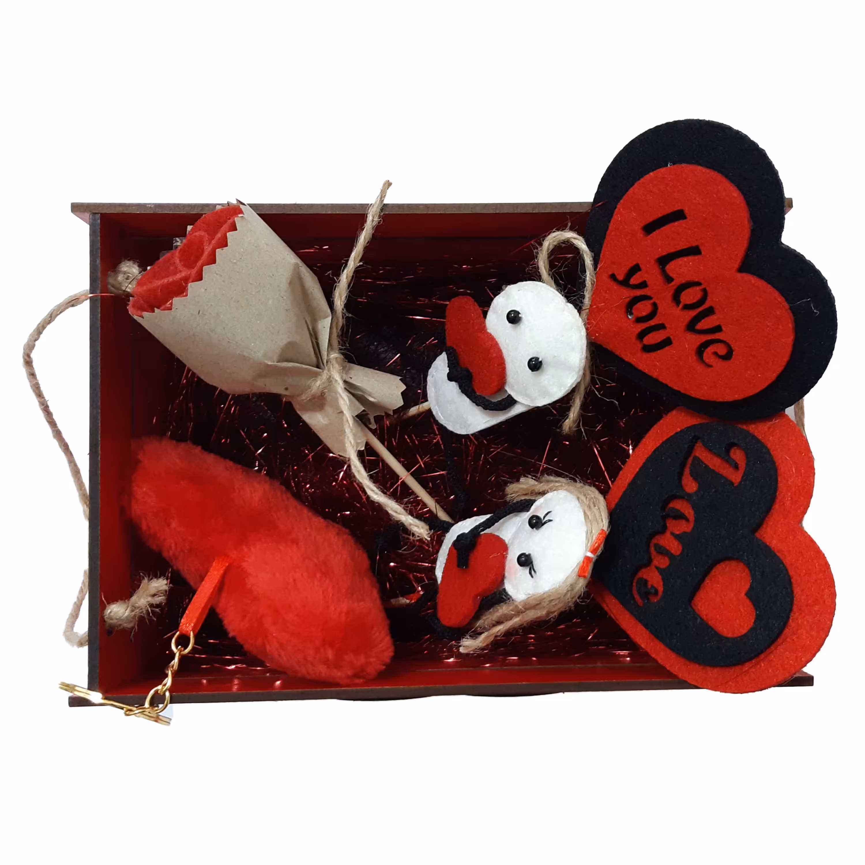 جعبه کادویی چوبی بسیار محکم با دسته کنفی حاوی دو عروسک ما دو تا، دو تاپر قلبی مشکی - قرمز، گل نمدی با دور پیچ کاغذی