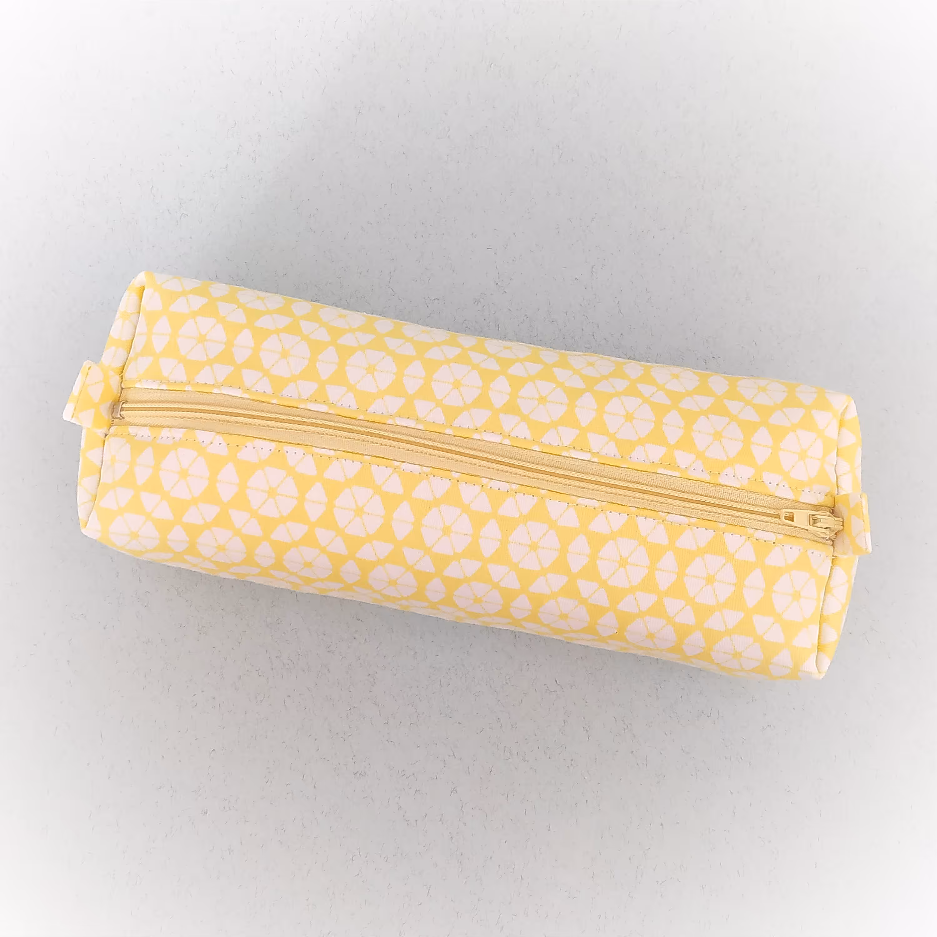 جامدادی پارچه ای،از جنس کتان نخ مرغوب ،لایی کاری شده وآستر دار