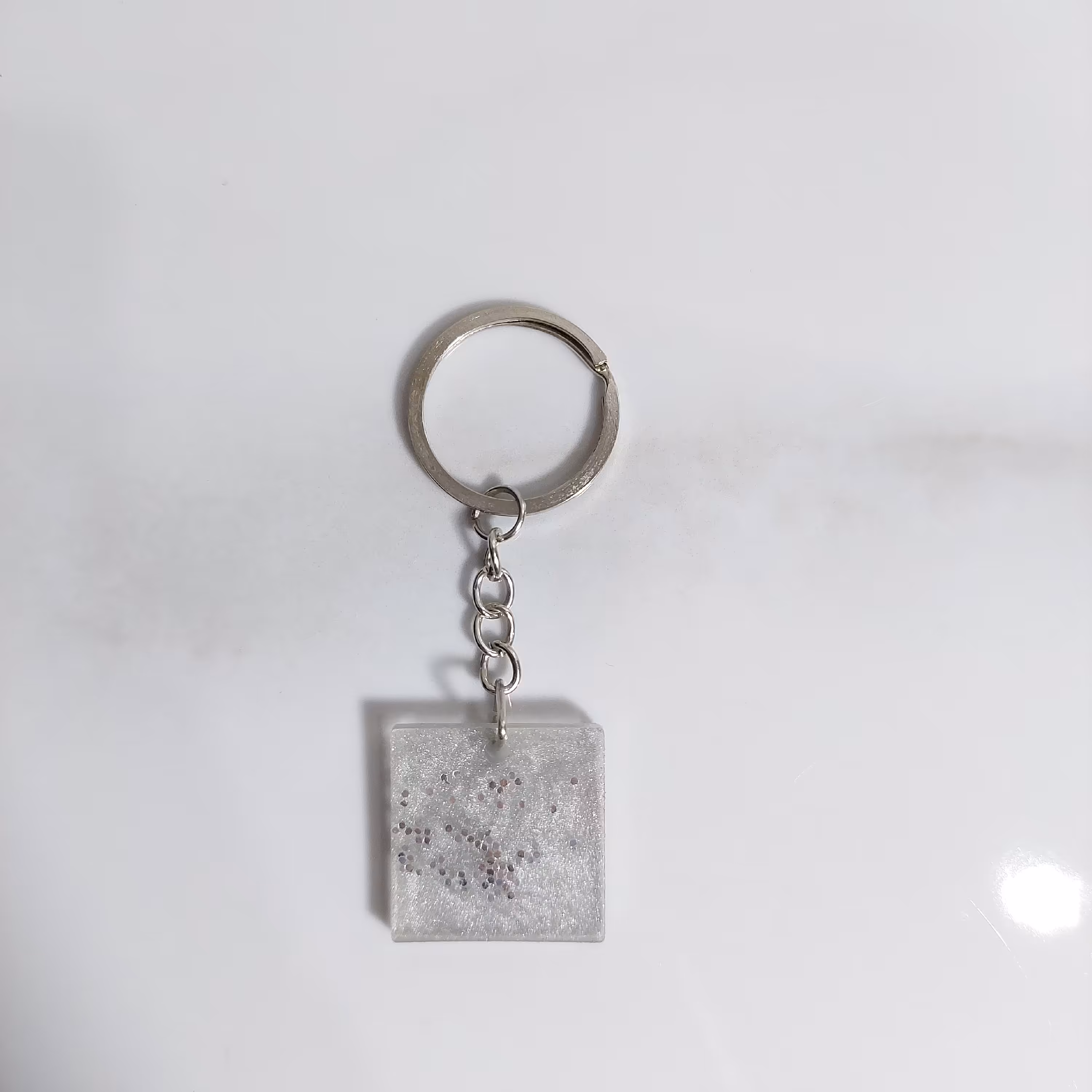 دسته کلید رزینی مربع نقره ای با اکلیل نقره ای