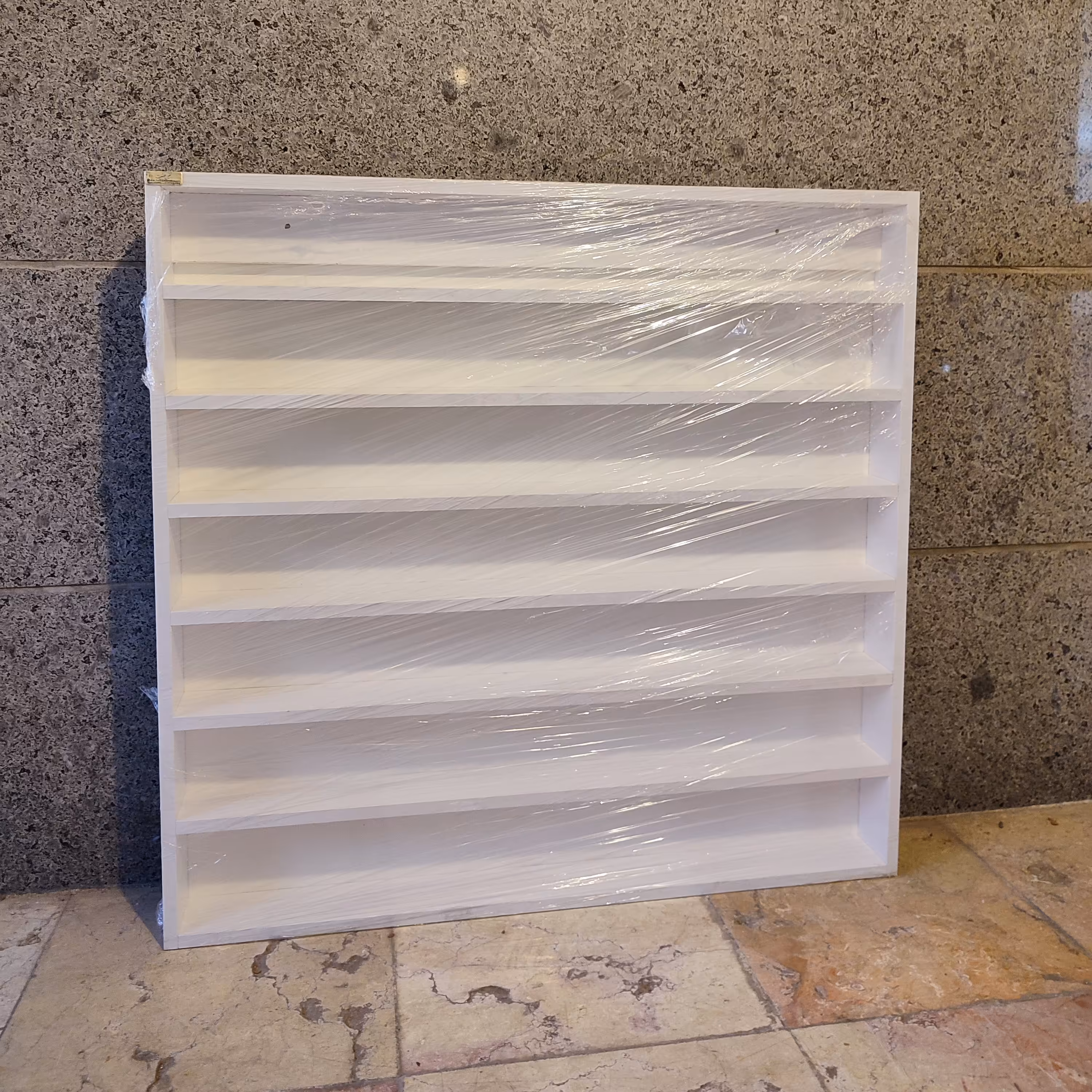 استند دیواری ارایشگاهی