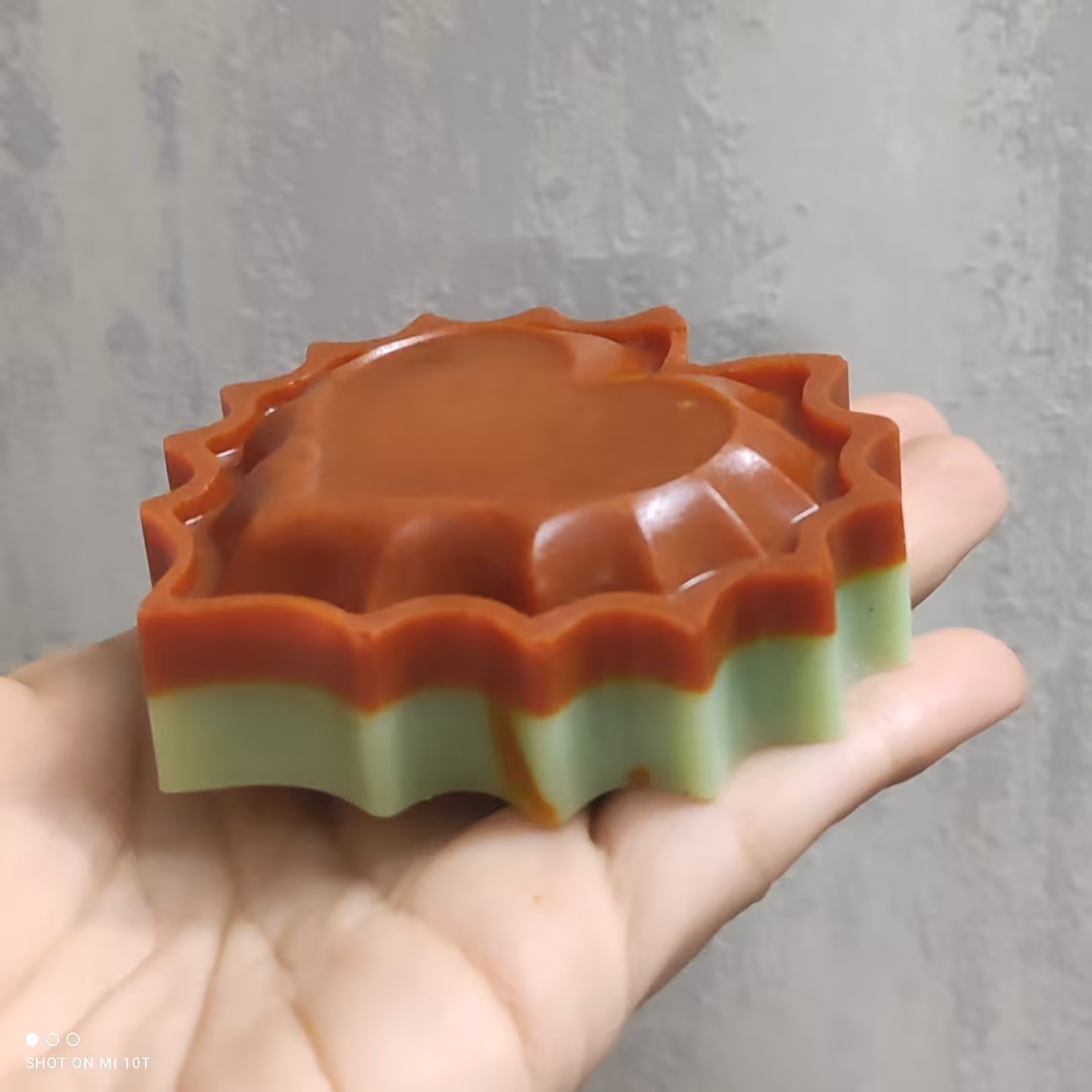 صابون ترکیبی زردچوبه و شیر شتر طرح قلب صابونی برای رفع جوش روشن کننده رفع چین و چروک و جای جوش جوانساز و کلاژن ساز 