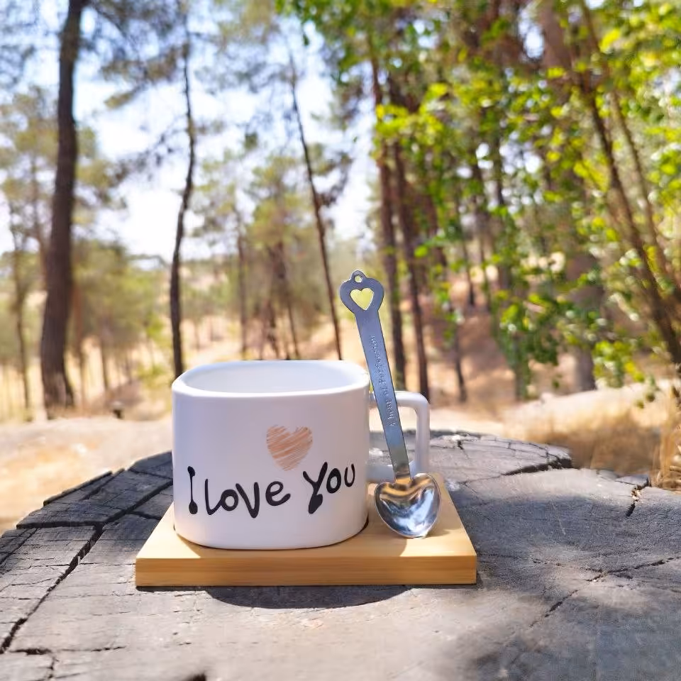 ماگ سرامیکی در طرح های Love  دارای زیر لیوانی و قاشق  مگنتی 
