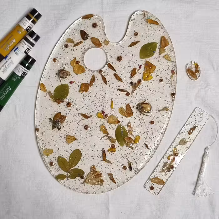 پالت رزینی طرح گل موجود همراه با ست بوکمارک 