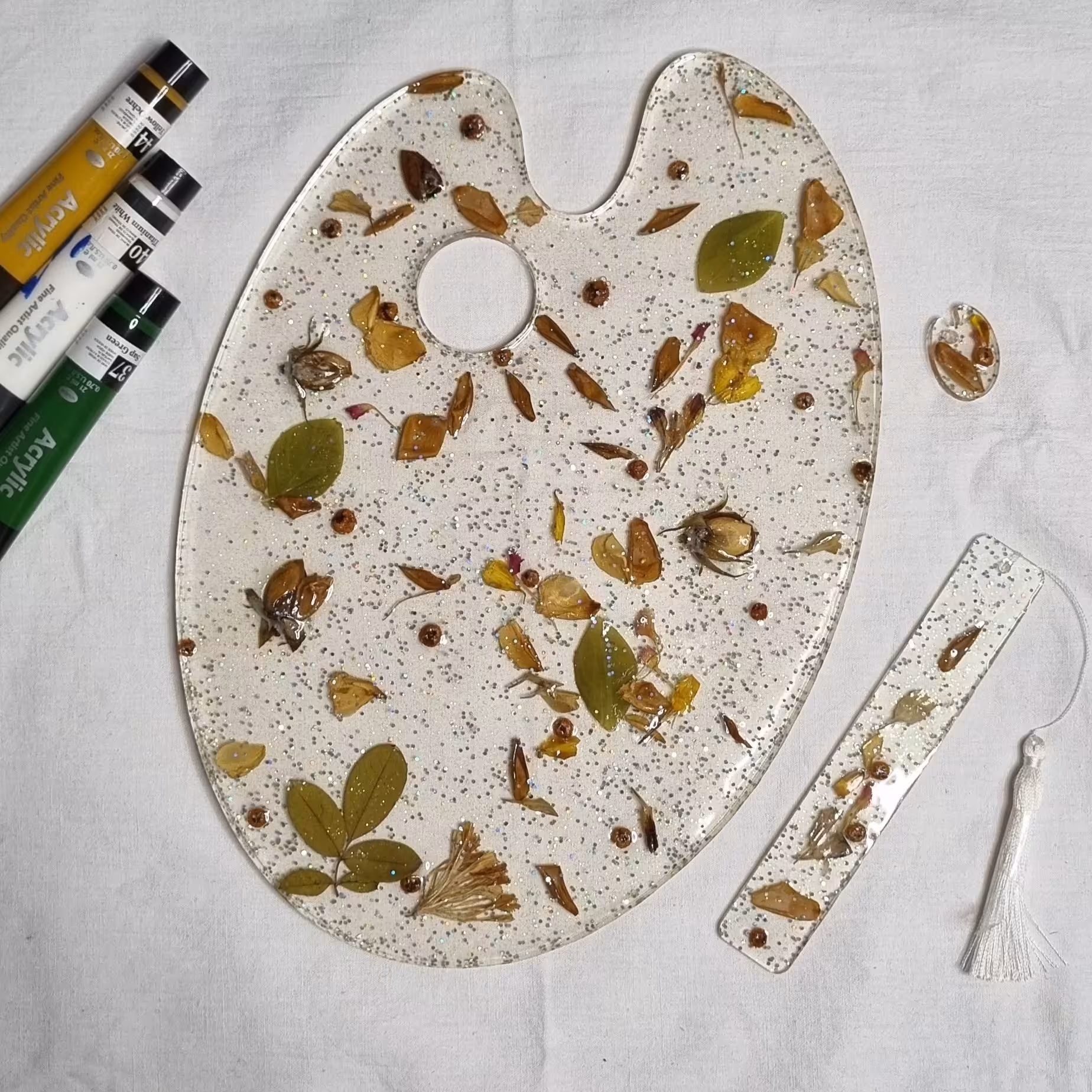 پالت رزینی طرح گل موجود همراه با ست بوکمارک 