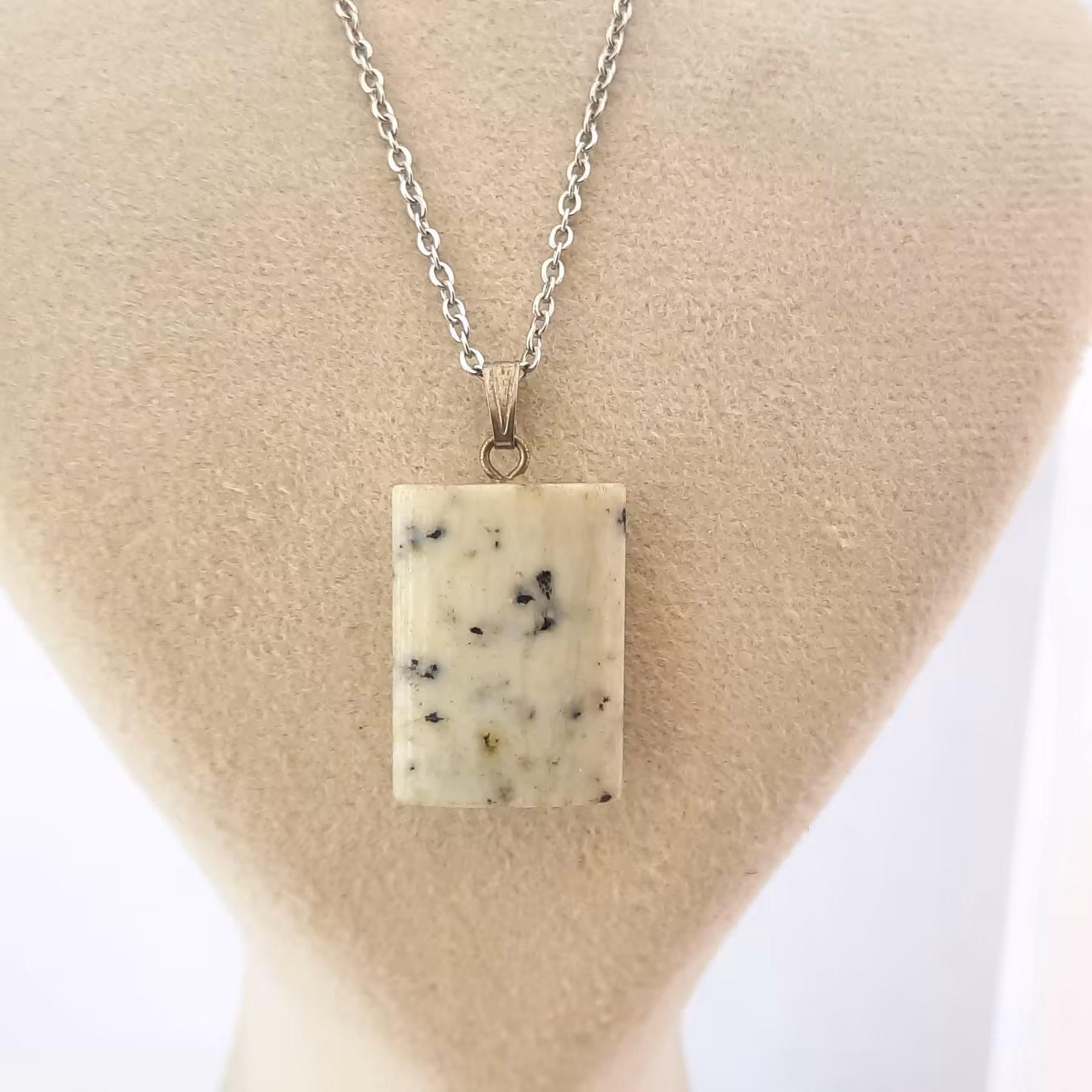 گردنبند سنگ هائولیت سفید کد 207 تراش مستطیل به همراه زنجیر استیل رنگ ثابت