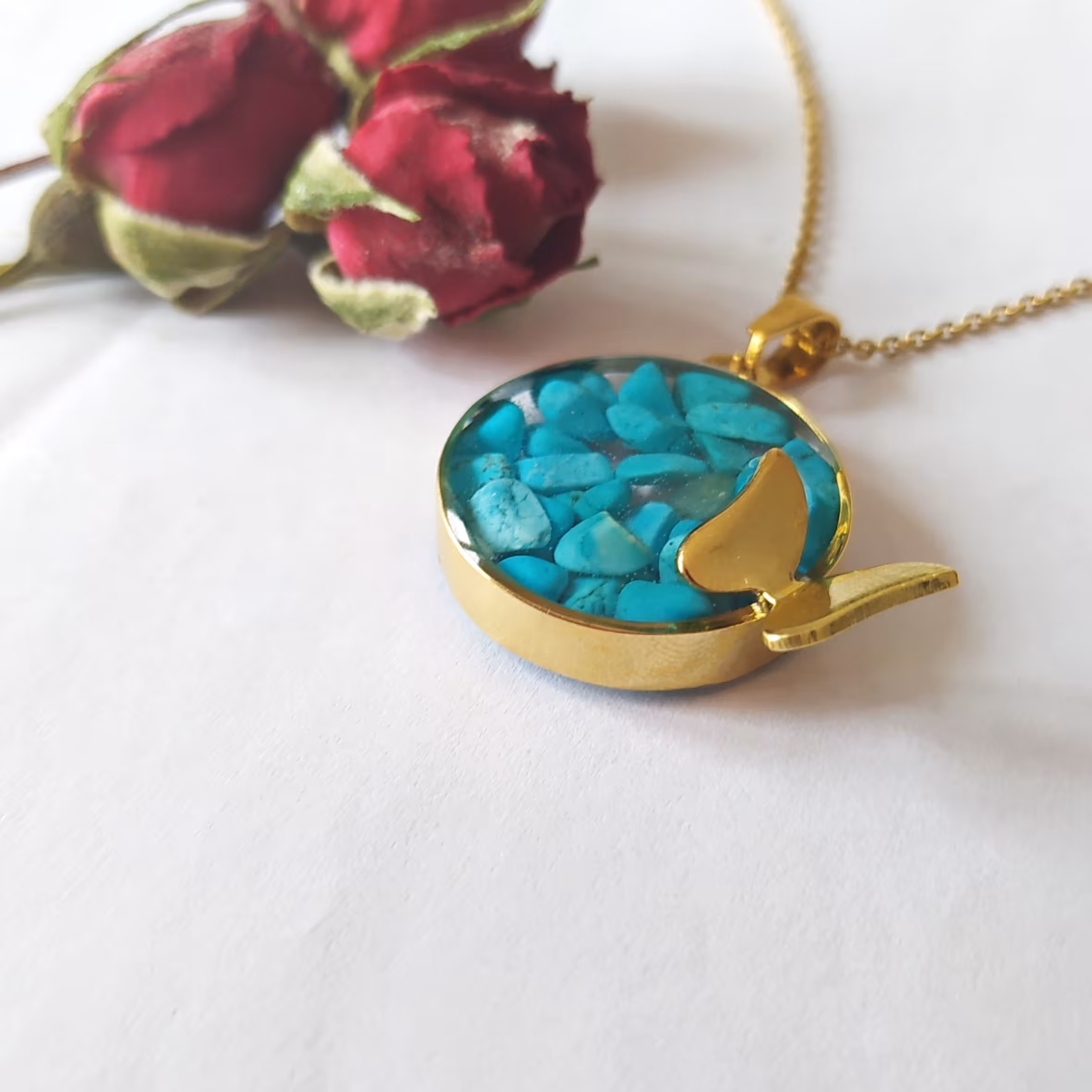 گردنبند پروانه ای تمام استیل طلایی با سنگ فیروزه جاودانه شده